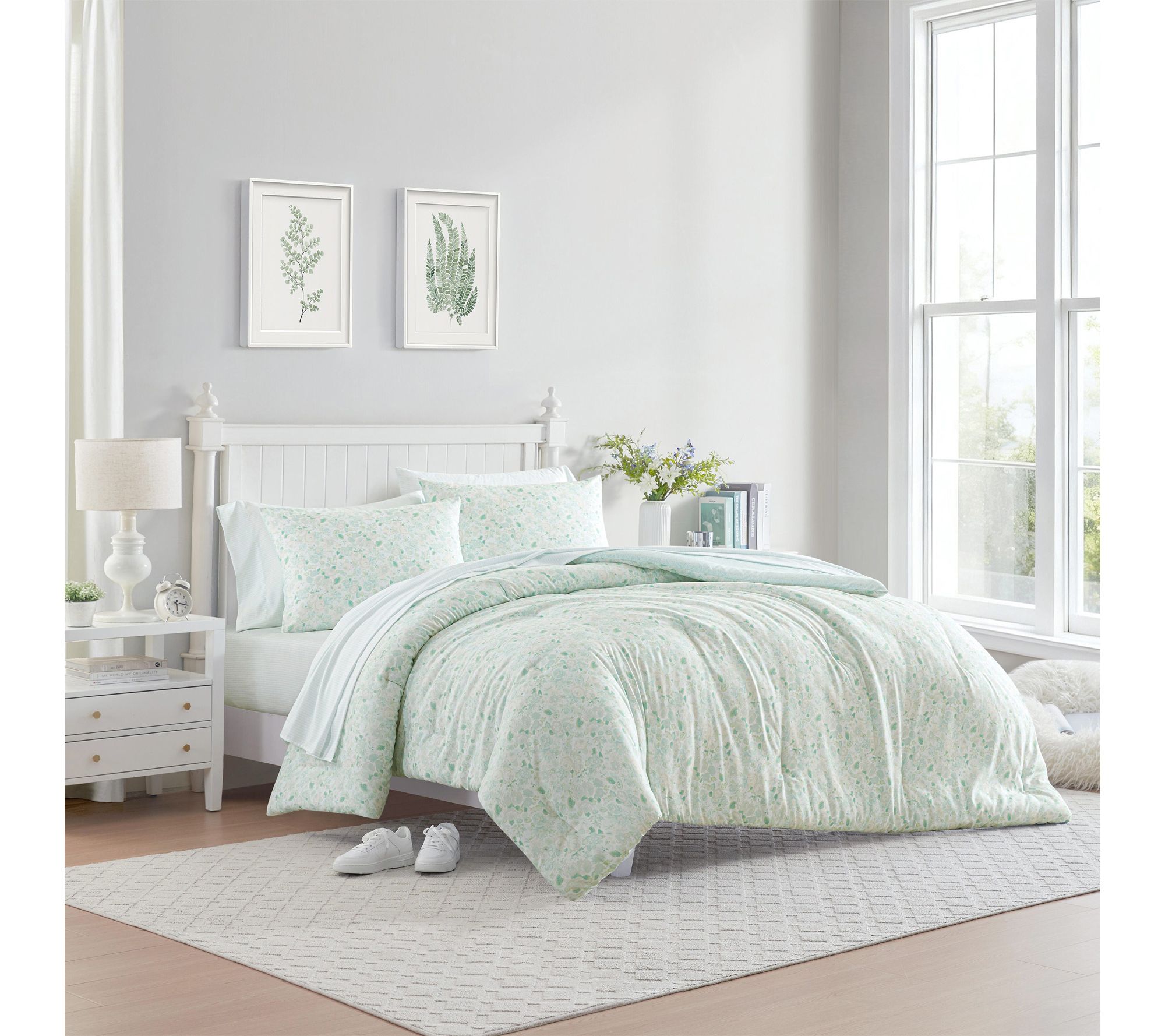 Laura Ashley Quartet Cream/Aqua Blue 7-Pc QN Comforter Set