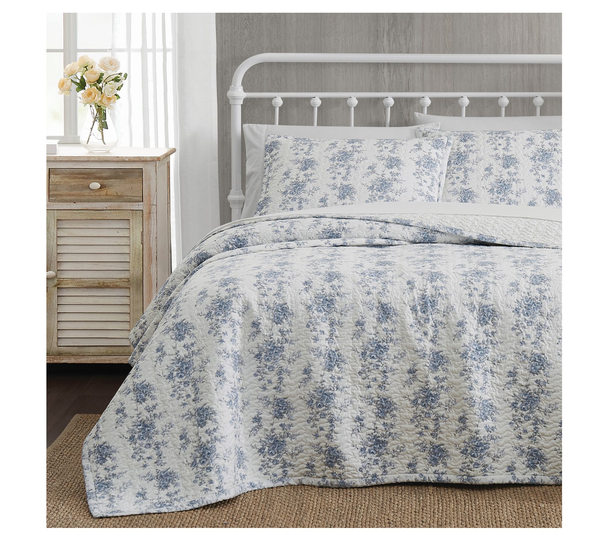 The Farmhouse by Rachel Ashwell British Rose King Quilt Set - QVC.com