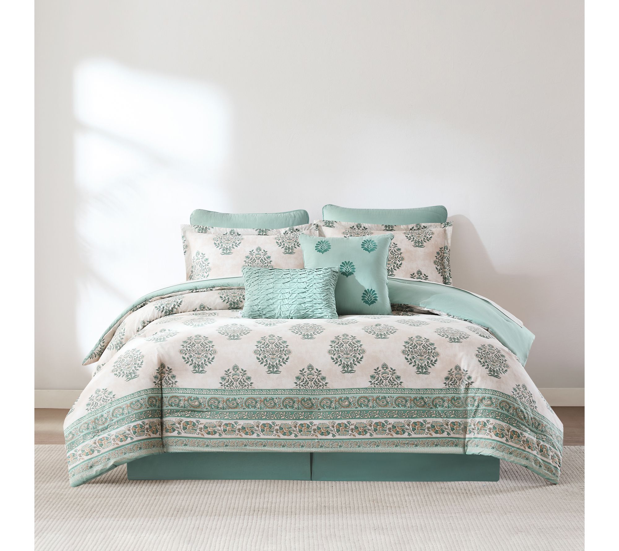 Lush Decor Sofi a Flower Block Cotton Comforte r 8Pc Set King