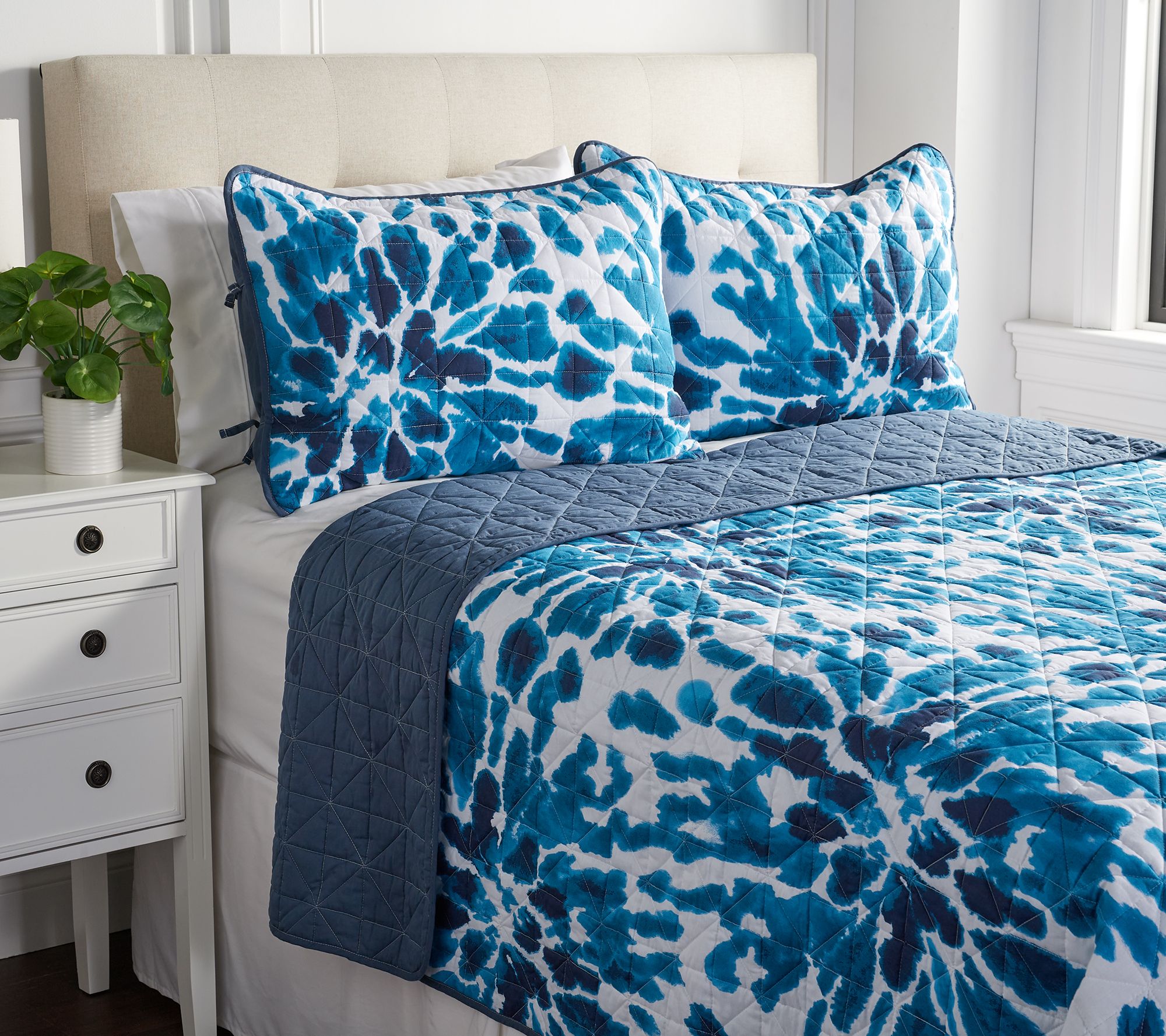 Home Reflections TieDye Burst Reversible Quilt Set