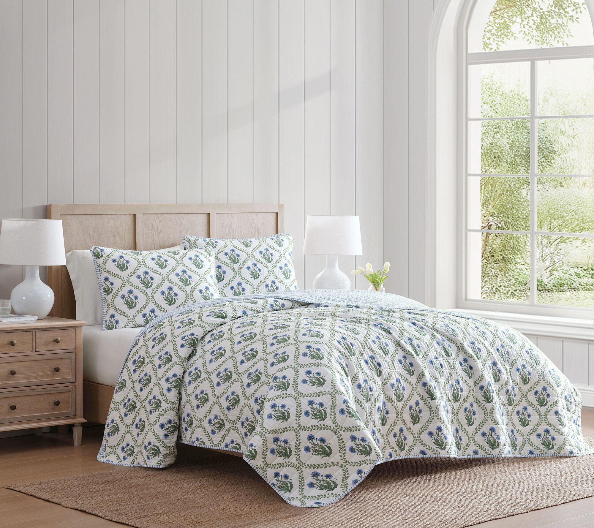 Martha Stewart Chloe White/Blue Cotton Twin Quilt Set