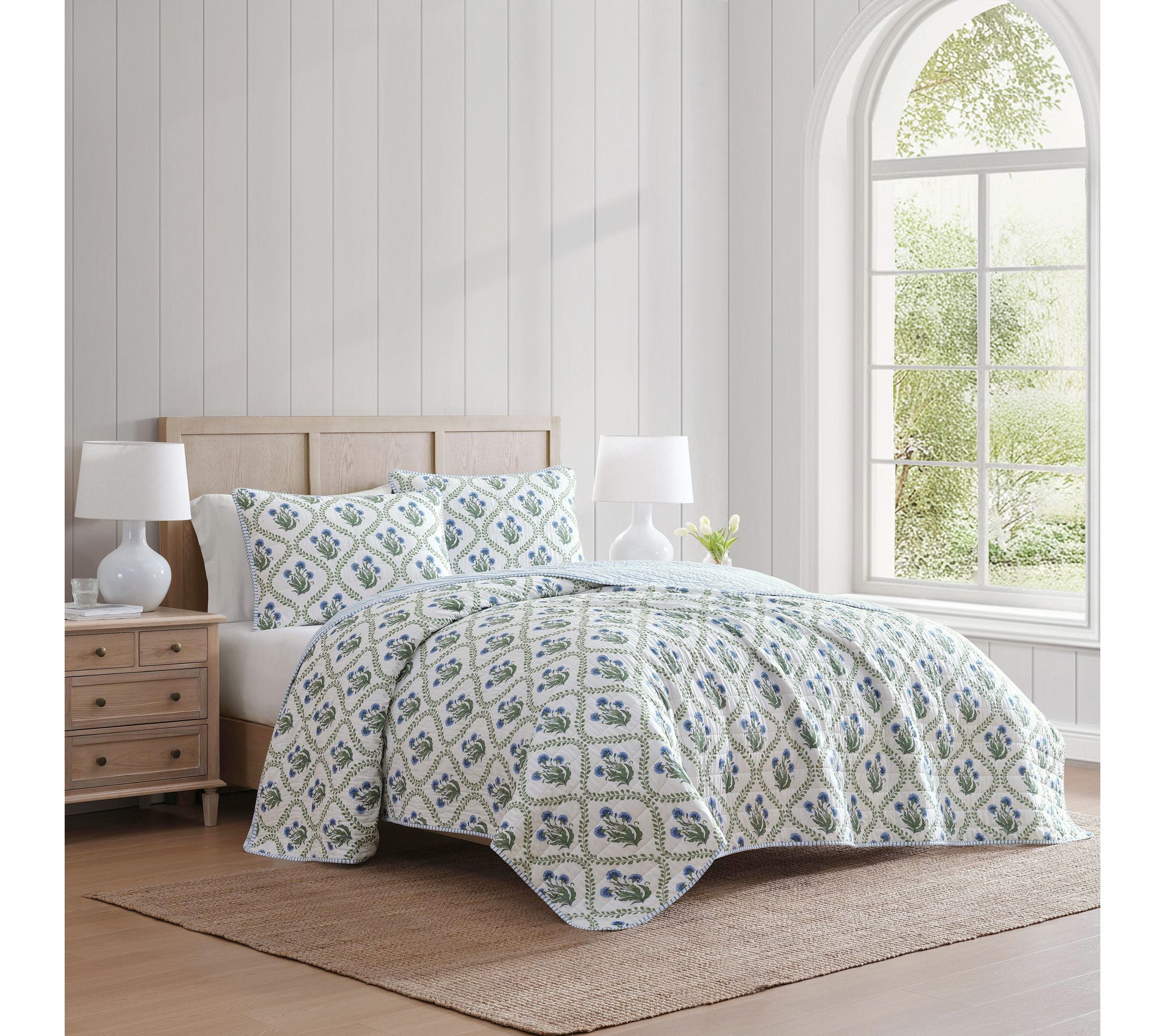 Martha Stewart Chloe White/Blue Cotton King Quilt Set