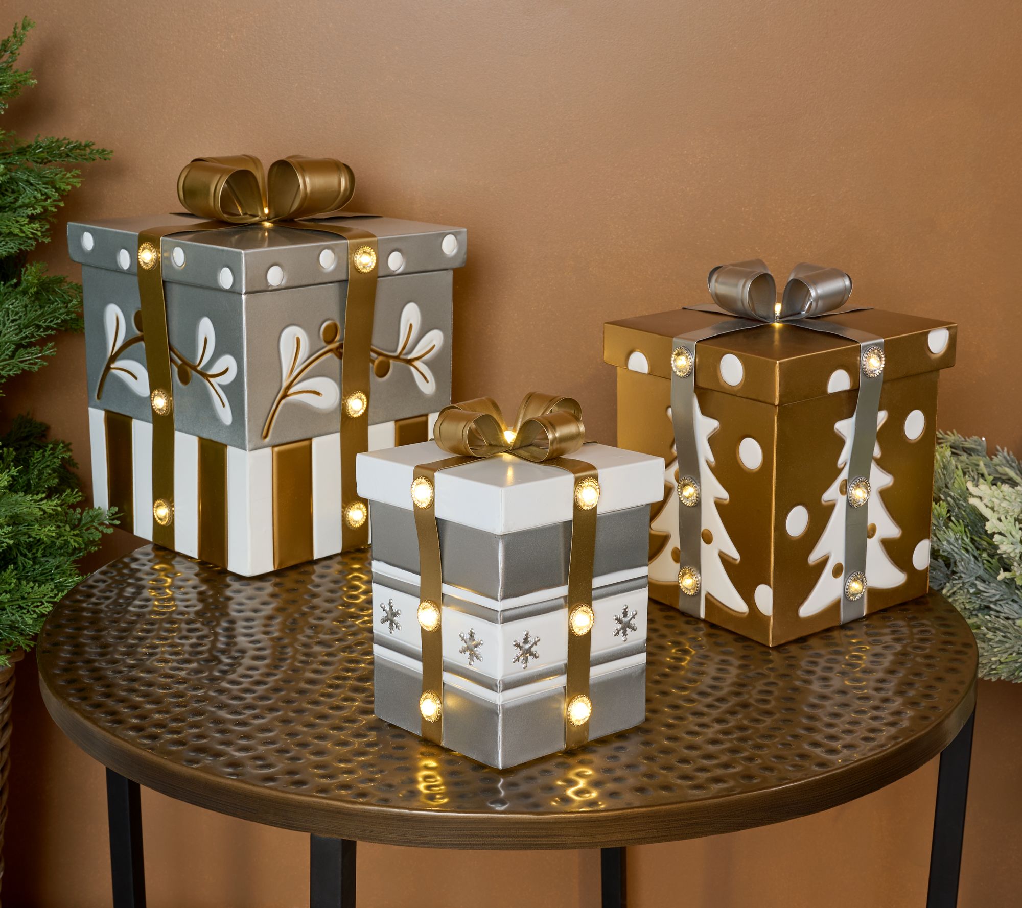 Kringle Express Set of 3 Lit In/Outdoor Stacking Presents