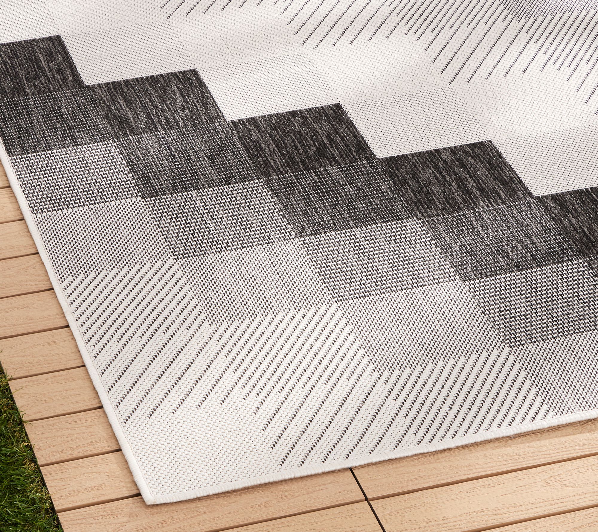 NMNY Patio Country Ombre Chevron 5x7 Indoor/Outdoor Rug