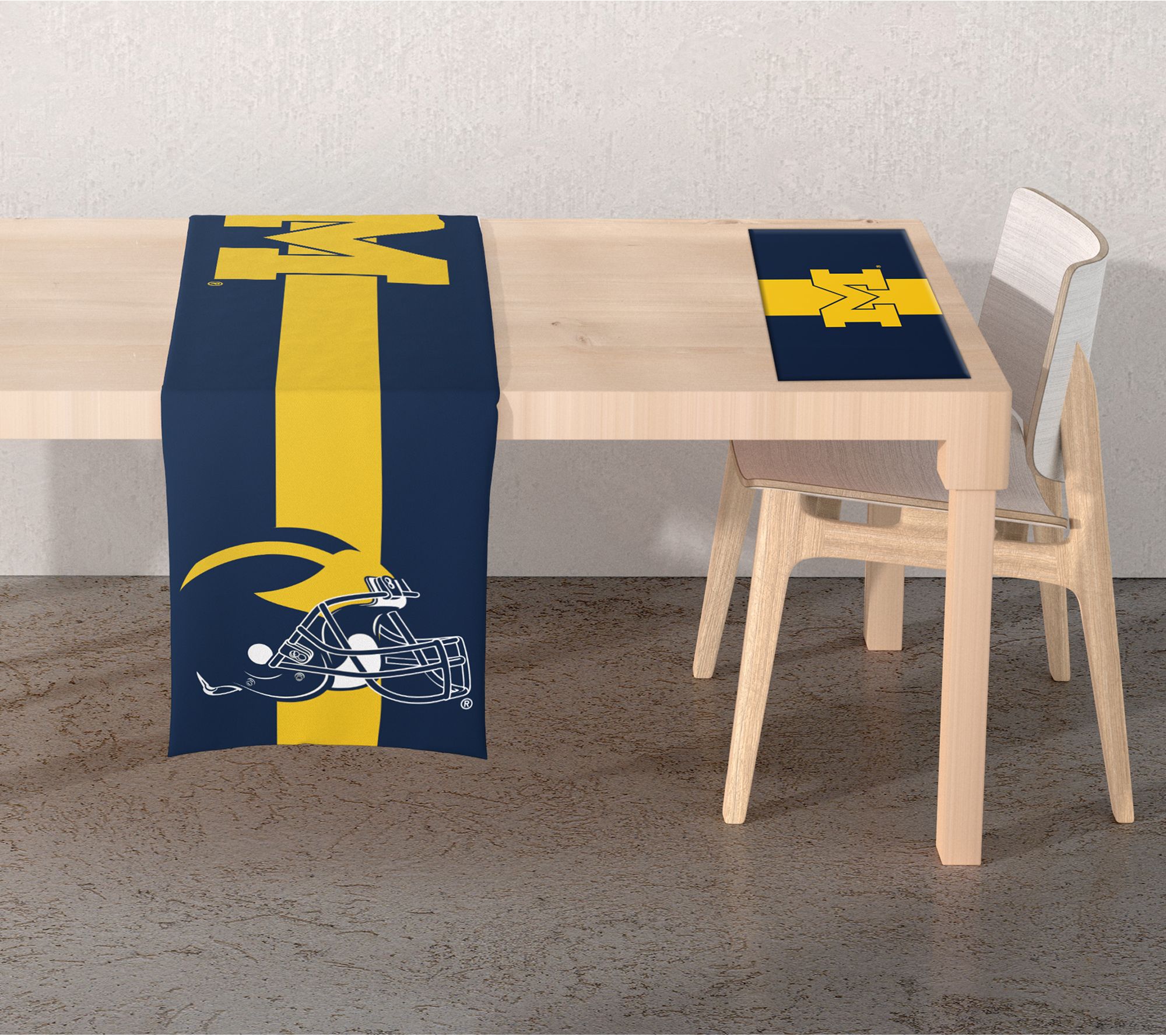 Pegasus Sports NCAA Logo 2-Sid ed Place Mat Ta ble Runner Set