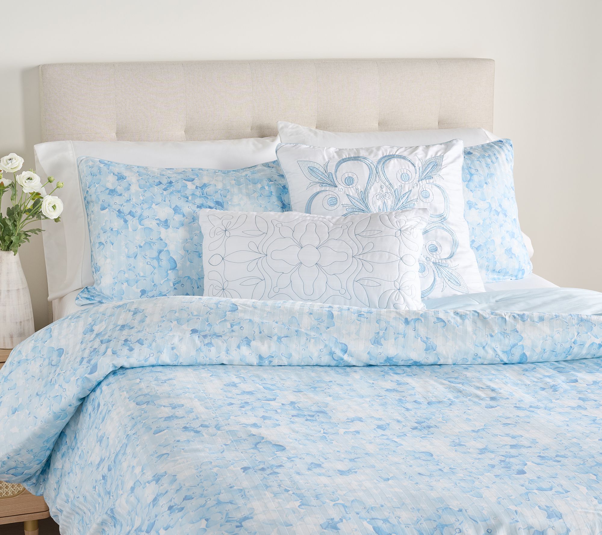 Northern Nights Hydrangea Comforter Set w/ Dec Pillow- Twin
