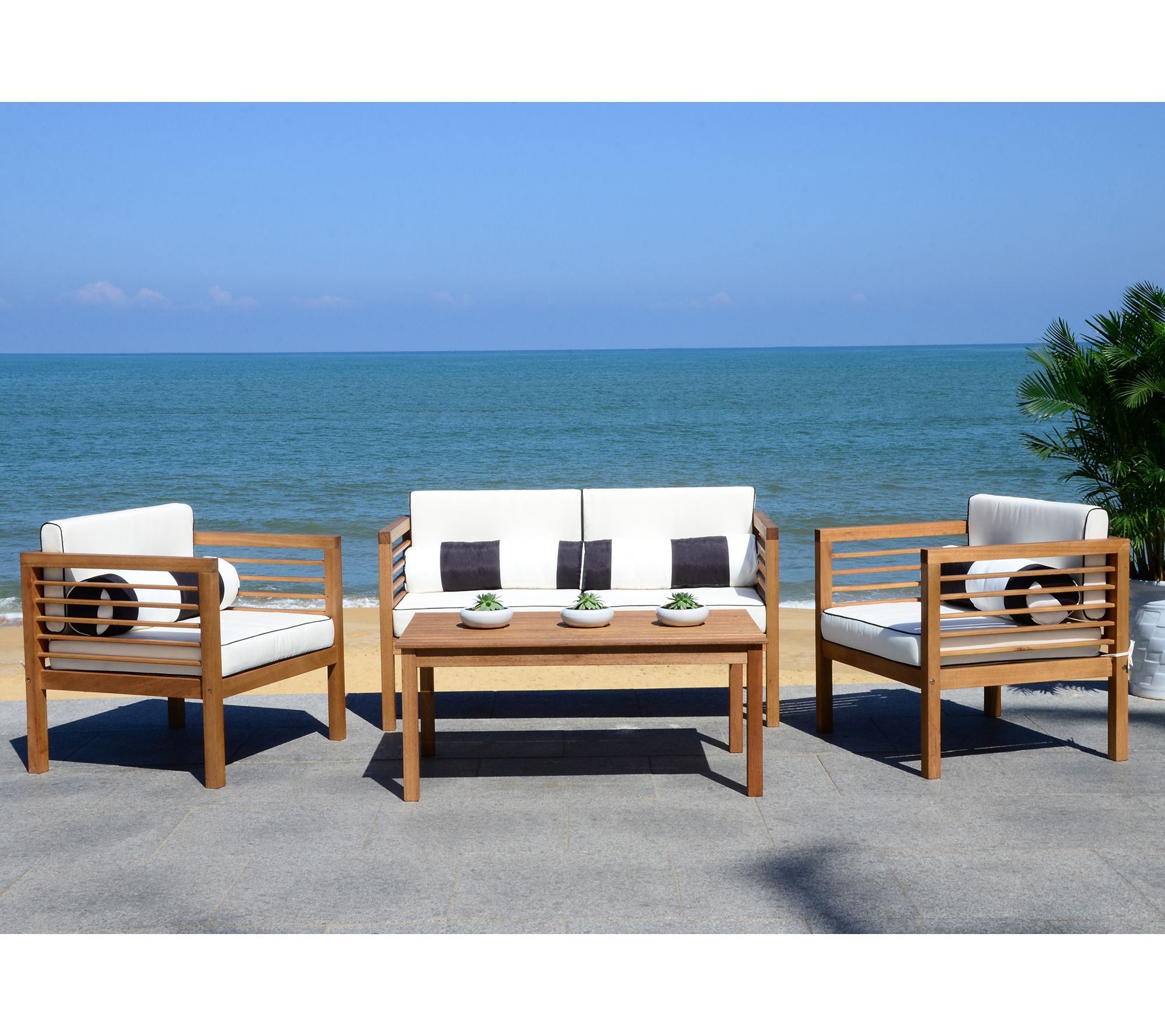 Safavieh Alda 4-Piece Outdoor Set with Accent Pillows