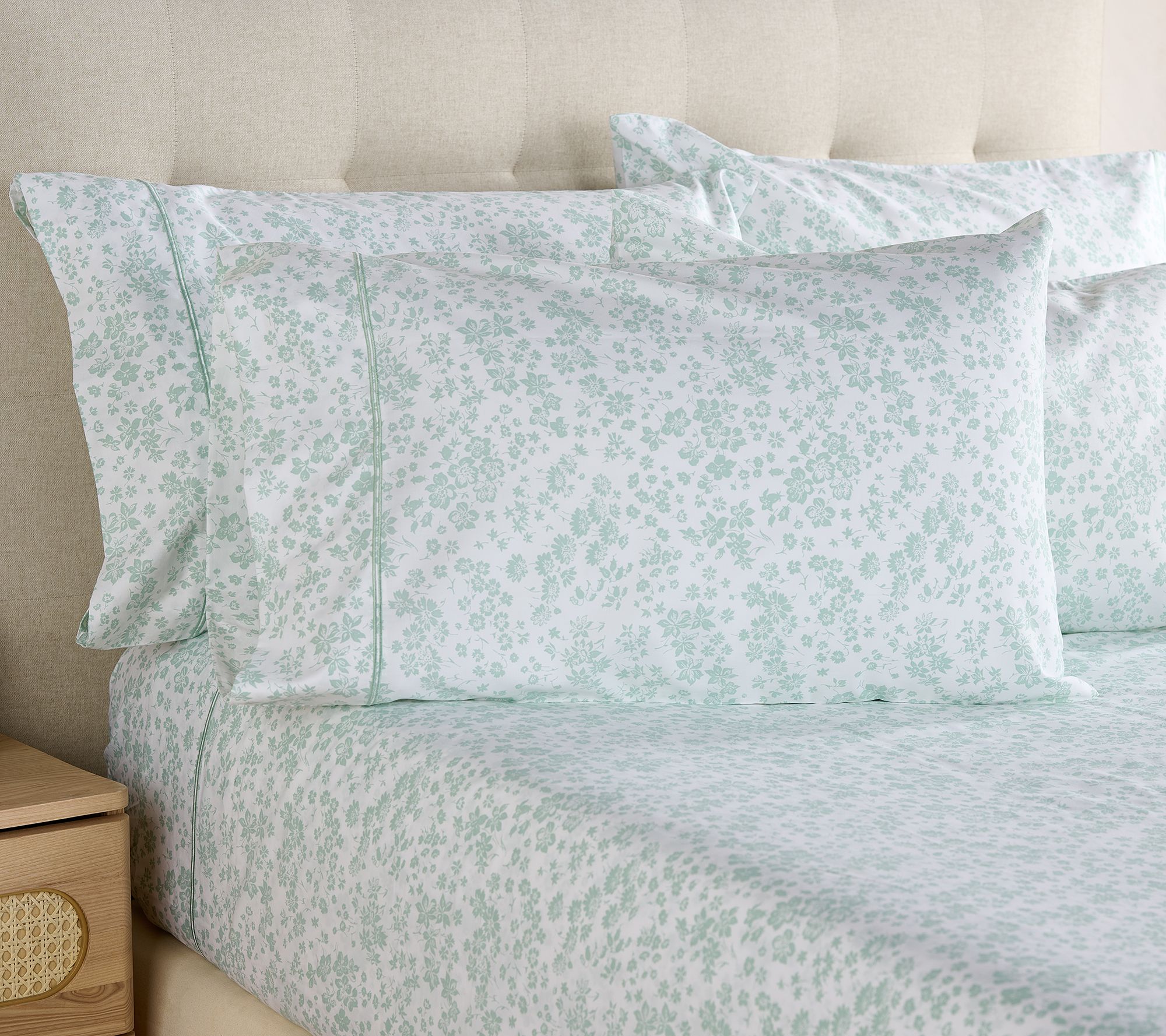 W by Wamsutta 400TC Wonder Weave Sheet Set with Extra Cases- QN