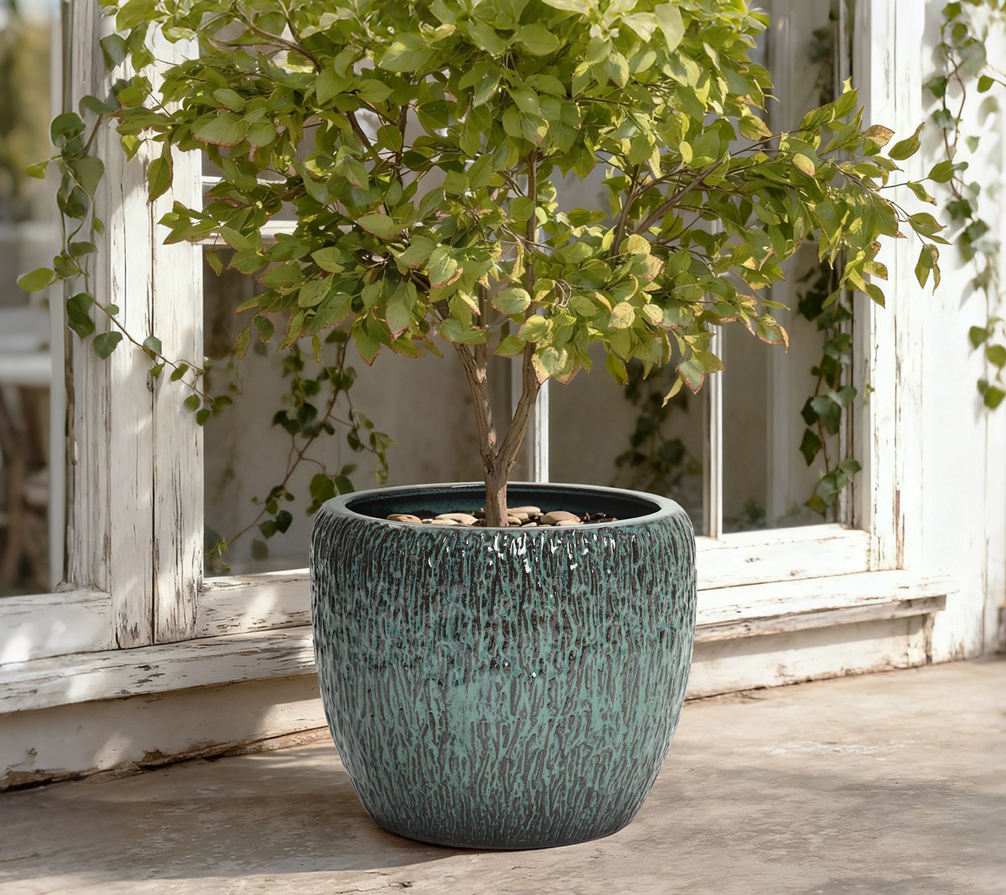 LuxenHome 13.98" Round Ceramic Planter, Textured Glossy Green
