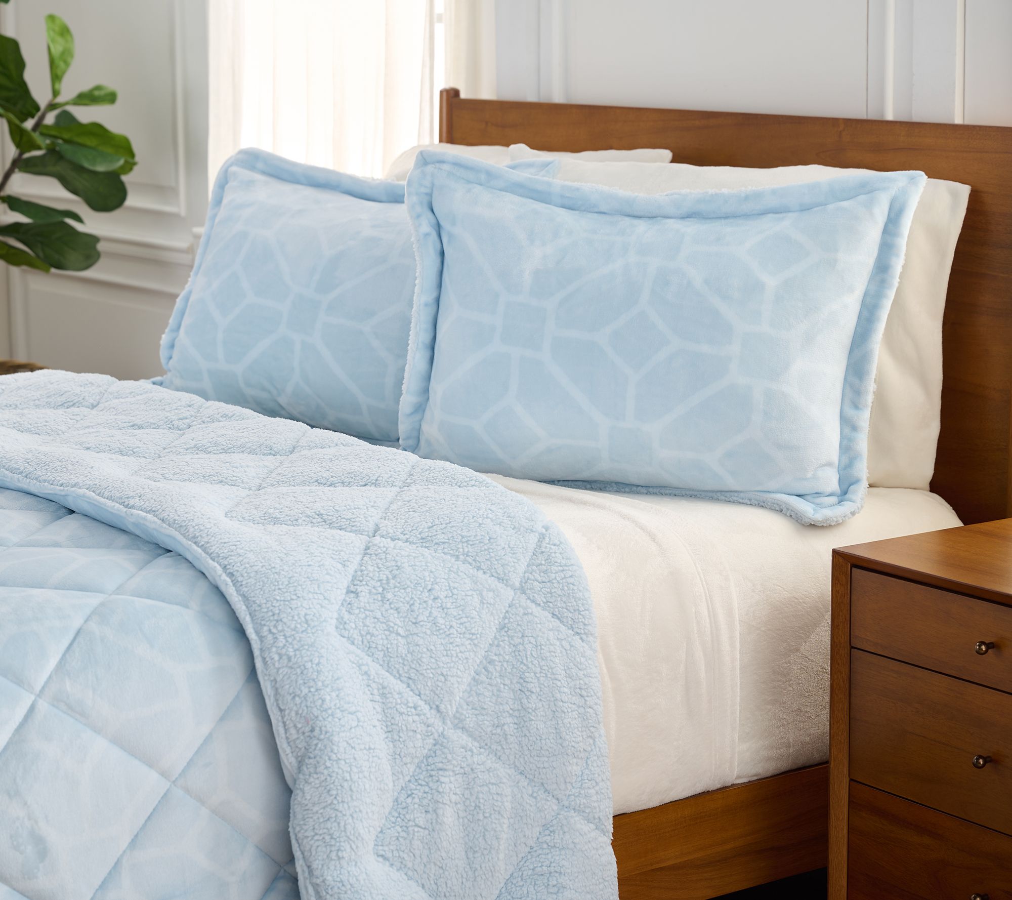 Berkshire Printed Velvetsoft Reverse Sherpa Comforter-Twin