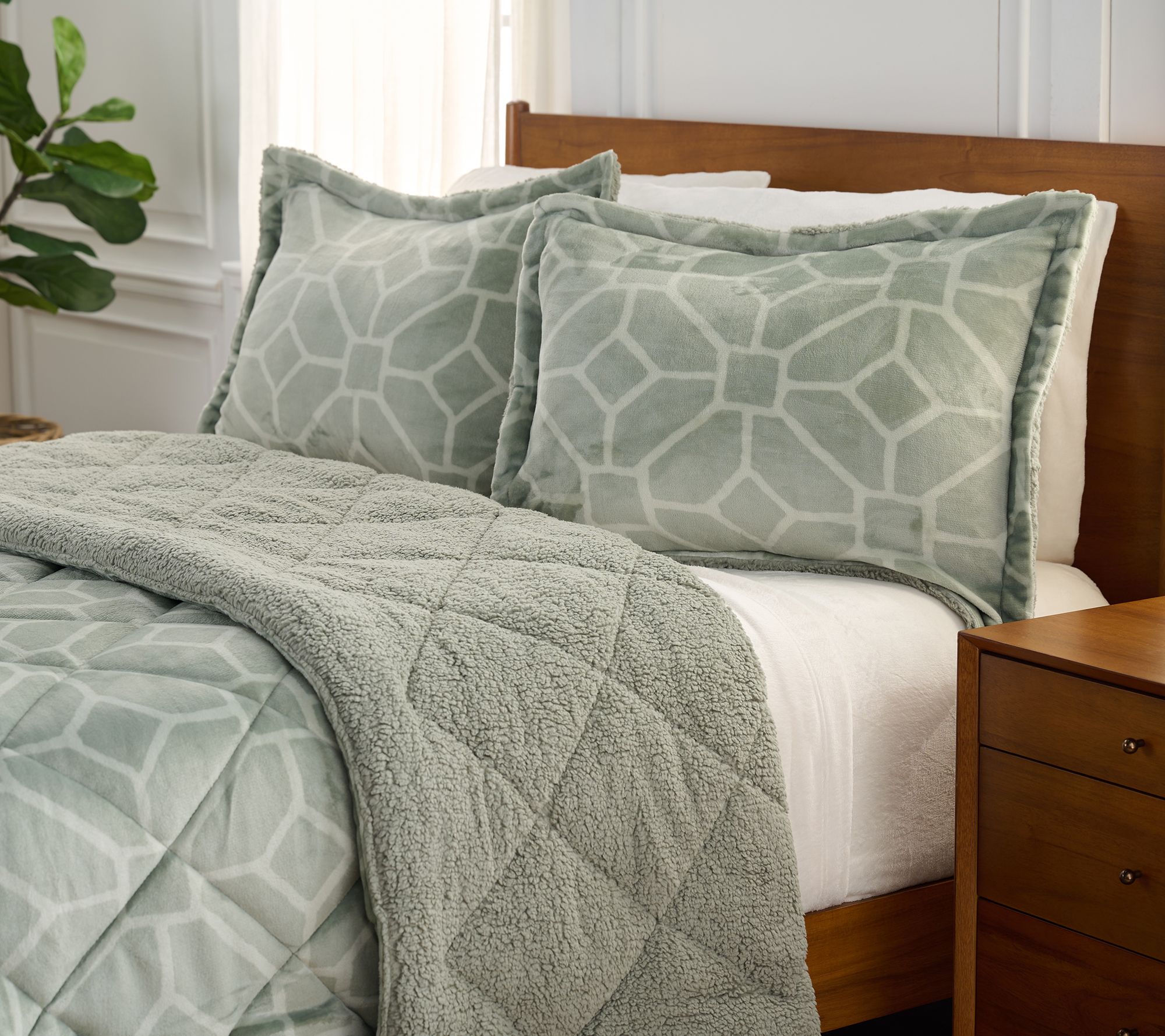 Berkshire Printed Velvetsoft Reverse Sherpa Comforter-Twin