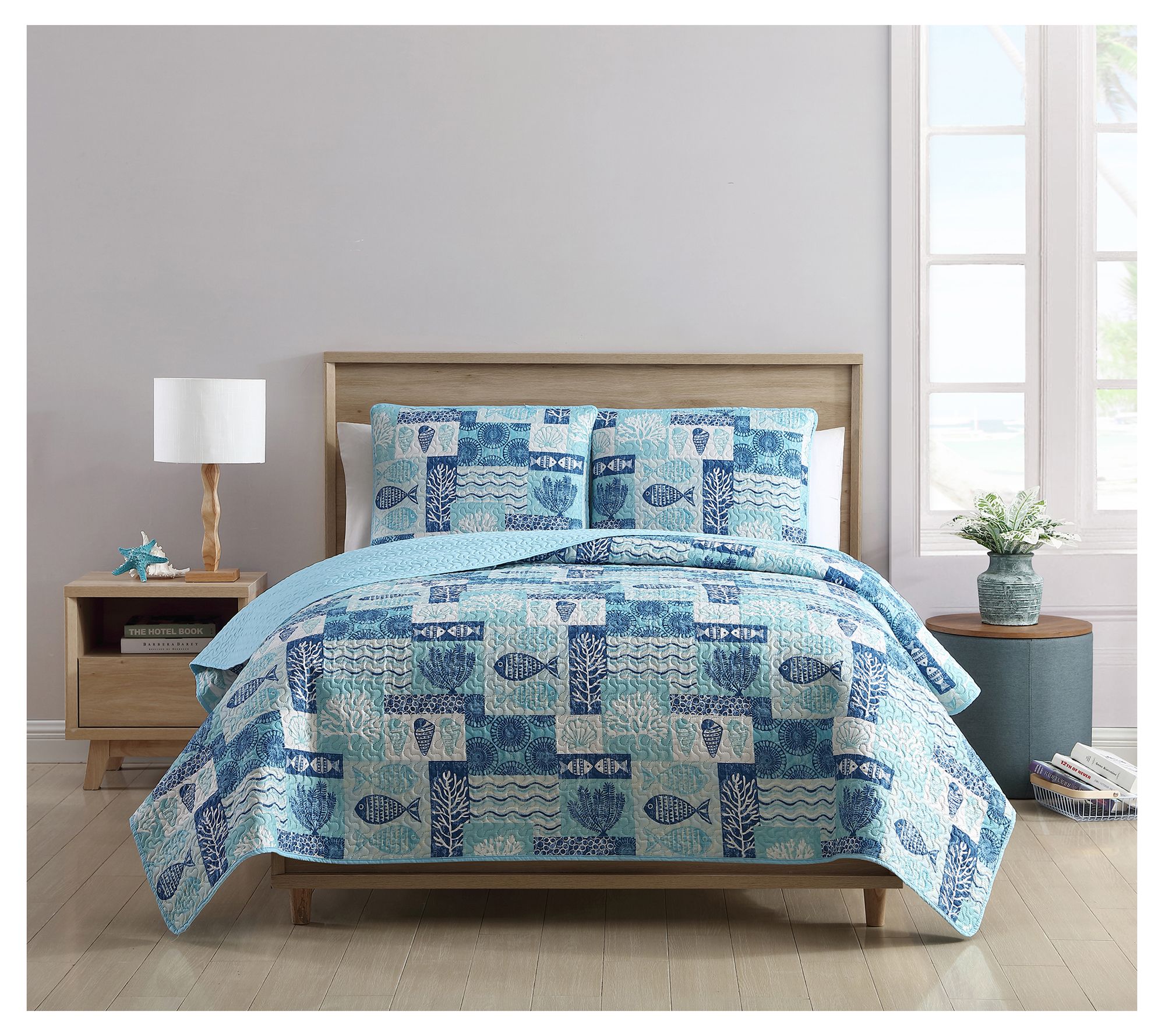 VCNY Home Patchwork Sea Life Reversible Quilt St- Full/ Queen