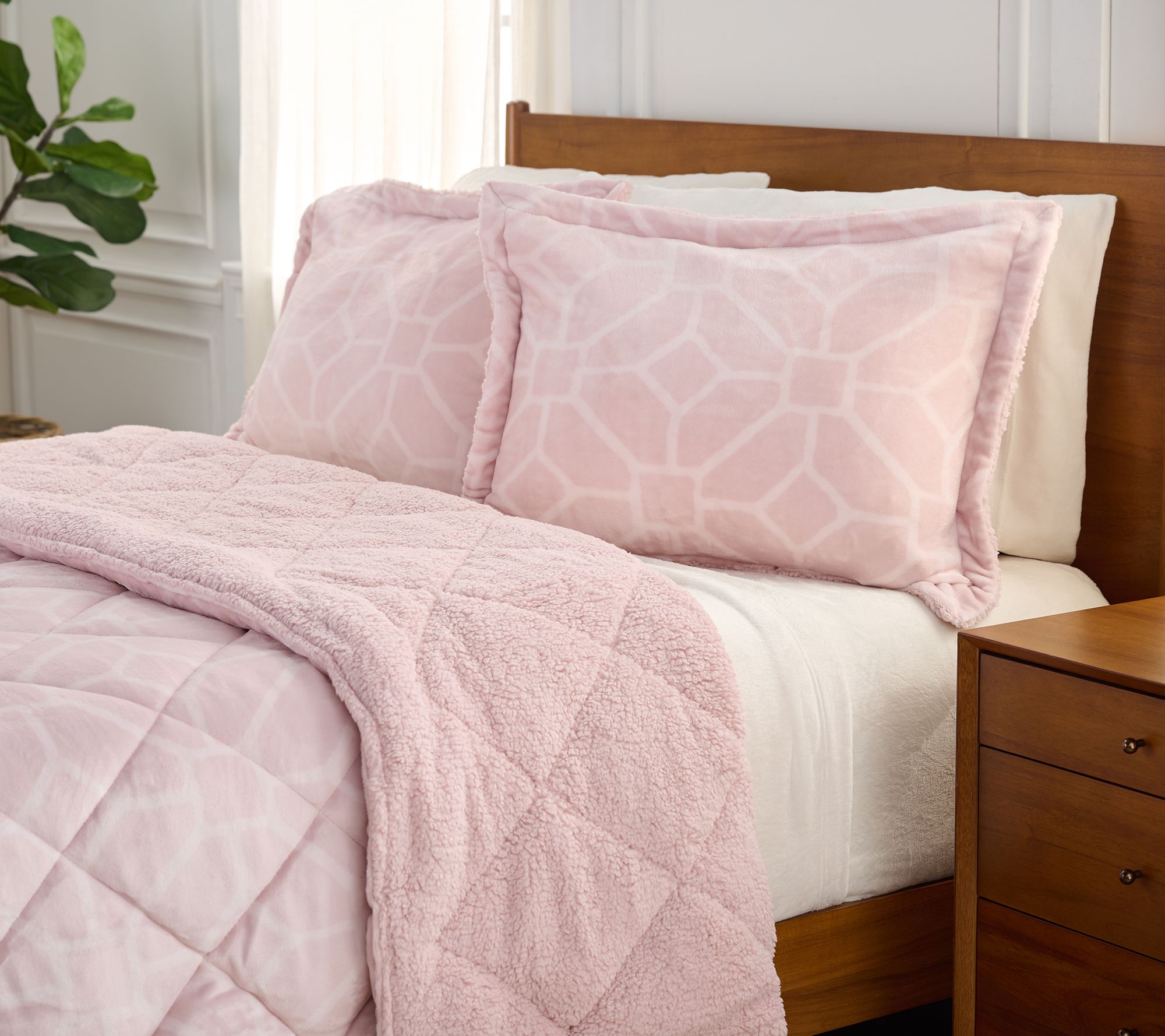 Berkshire Printed Velvetsoft Reverse Sherpa Comforter-Queen
