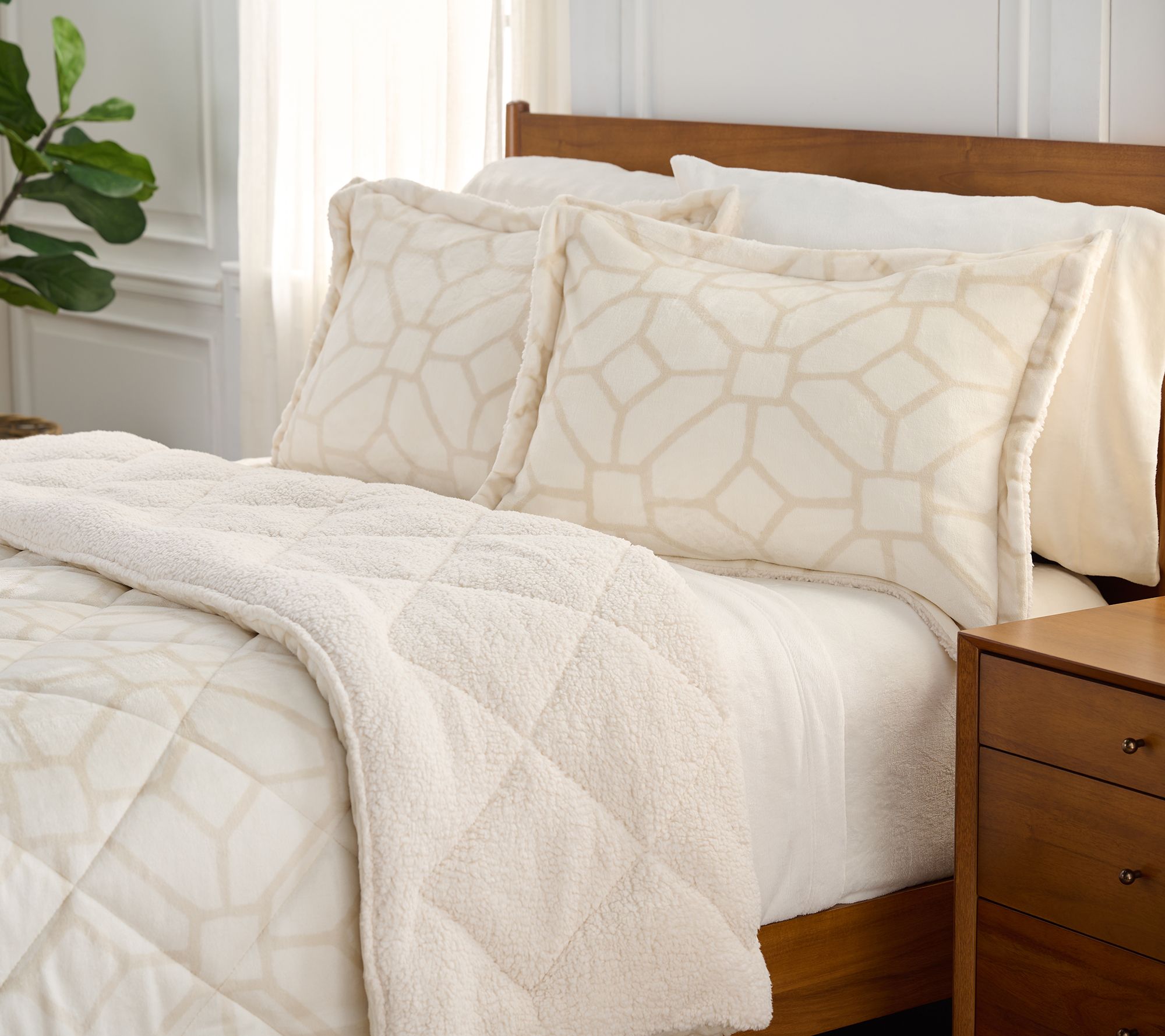 Berkshire Printed Velvetsoft Reverse Sherpa Comforter-Queen