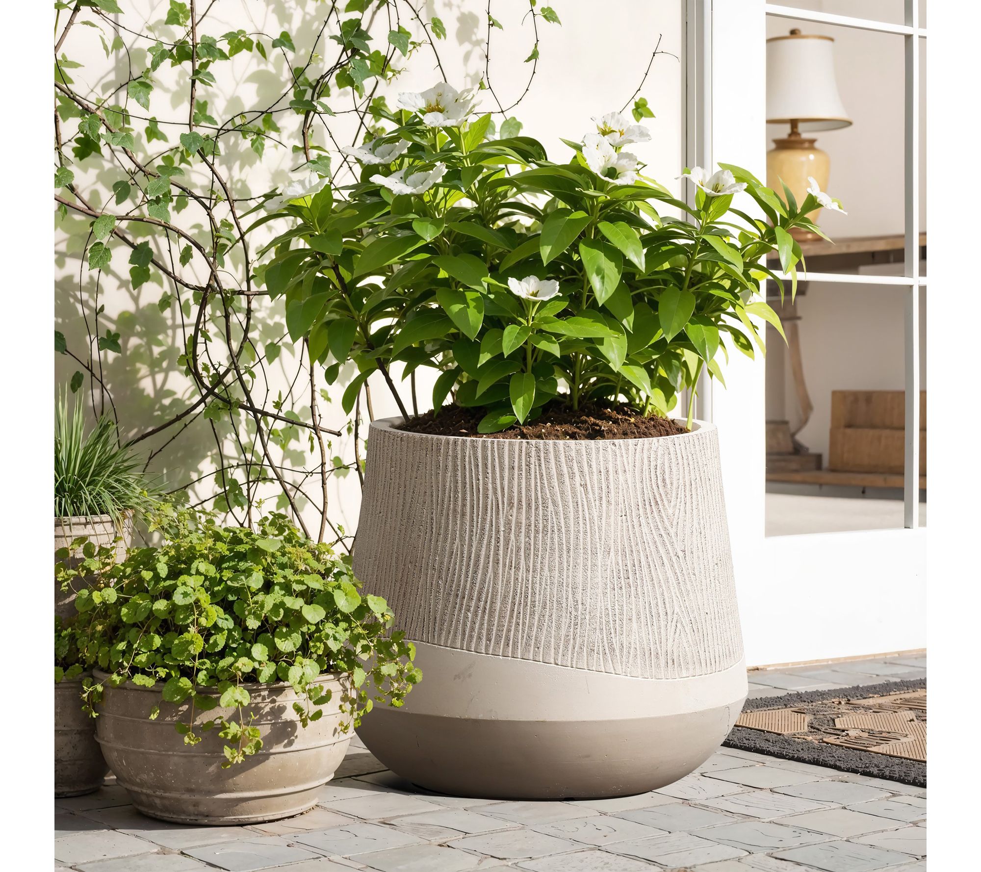 LuxenHome Tan with Wood-Like Texture 17.3" Round MgO Planter