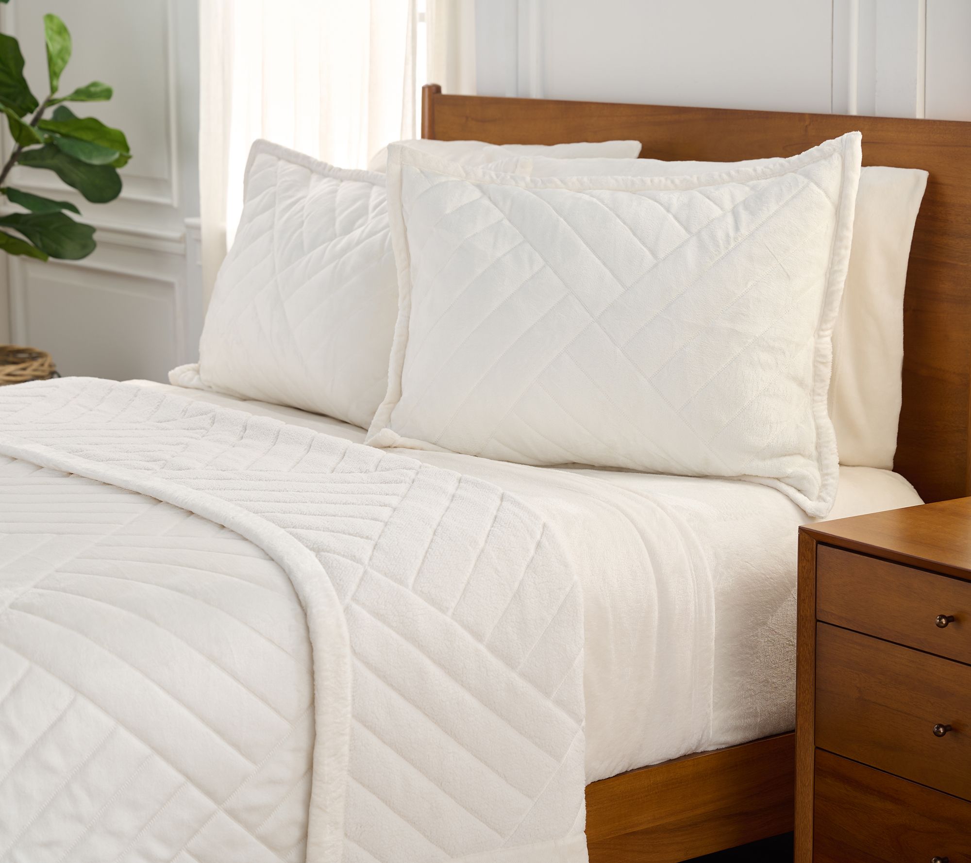 Berkshire Ultrasonic Velvetsoft Reverse Sherpa Coverlet Set-QN