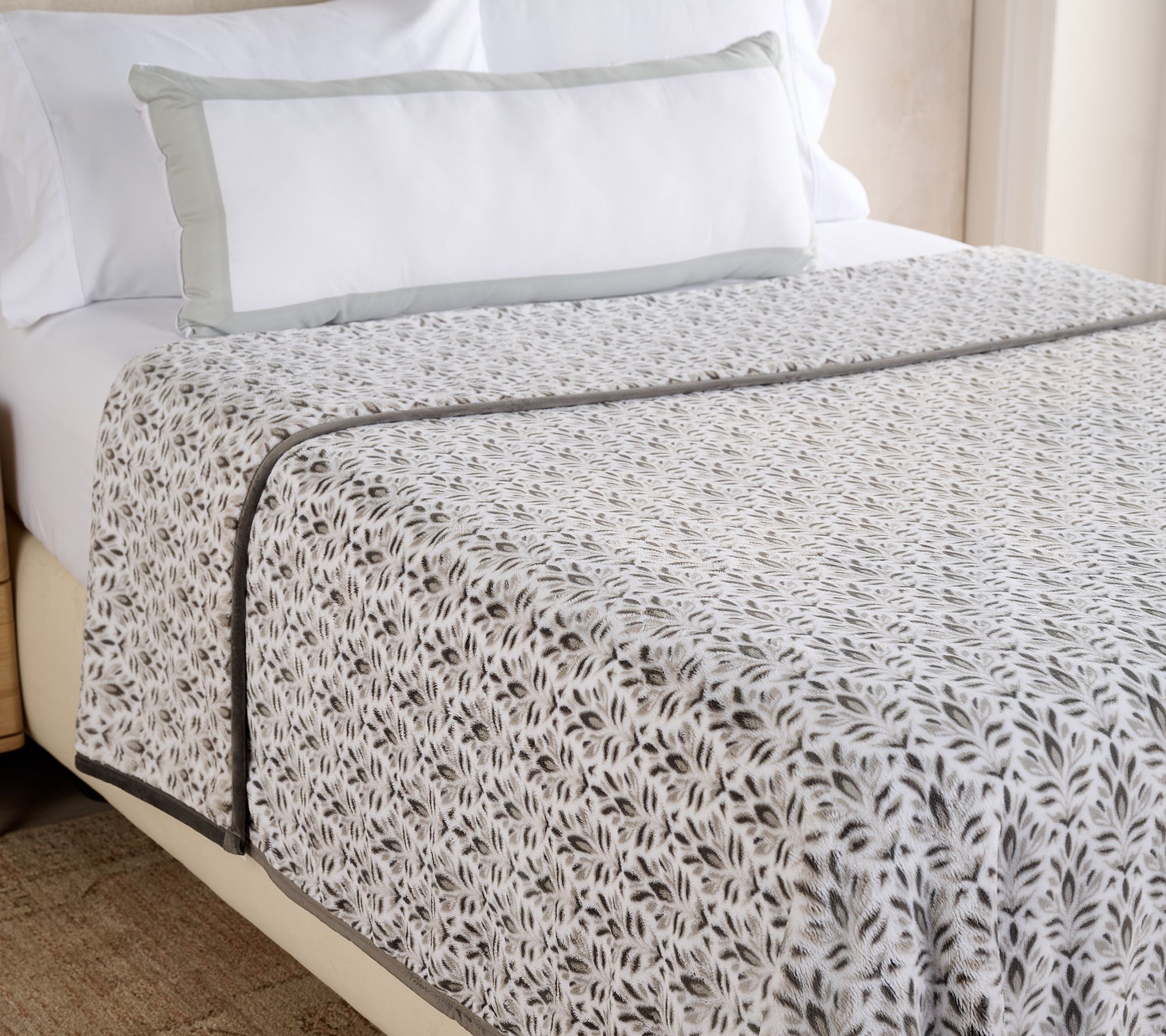 W by Wamsutta Fleur Damask Plush Printed Blanket- Full/Queen