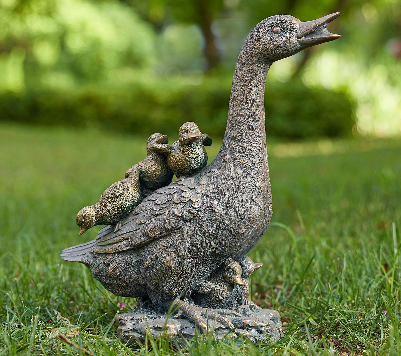 Glitzhome 15" Resin Faux Bronze Momma Duck Garden Statue