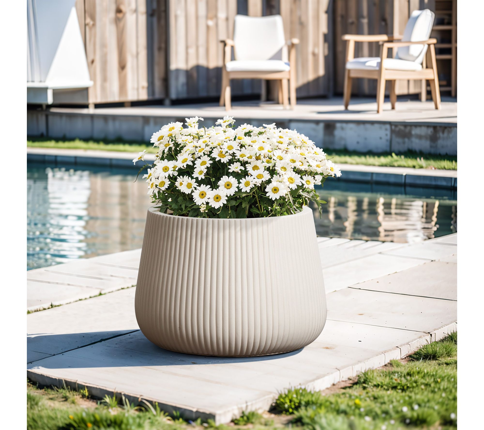 LuxenHome Off-White Ribbed 15.55-Inch Round Planter