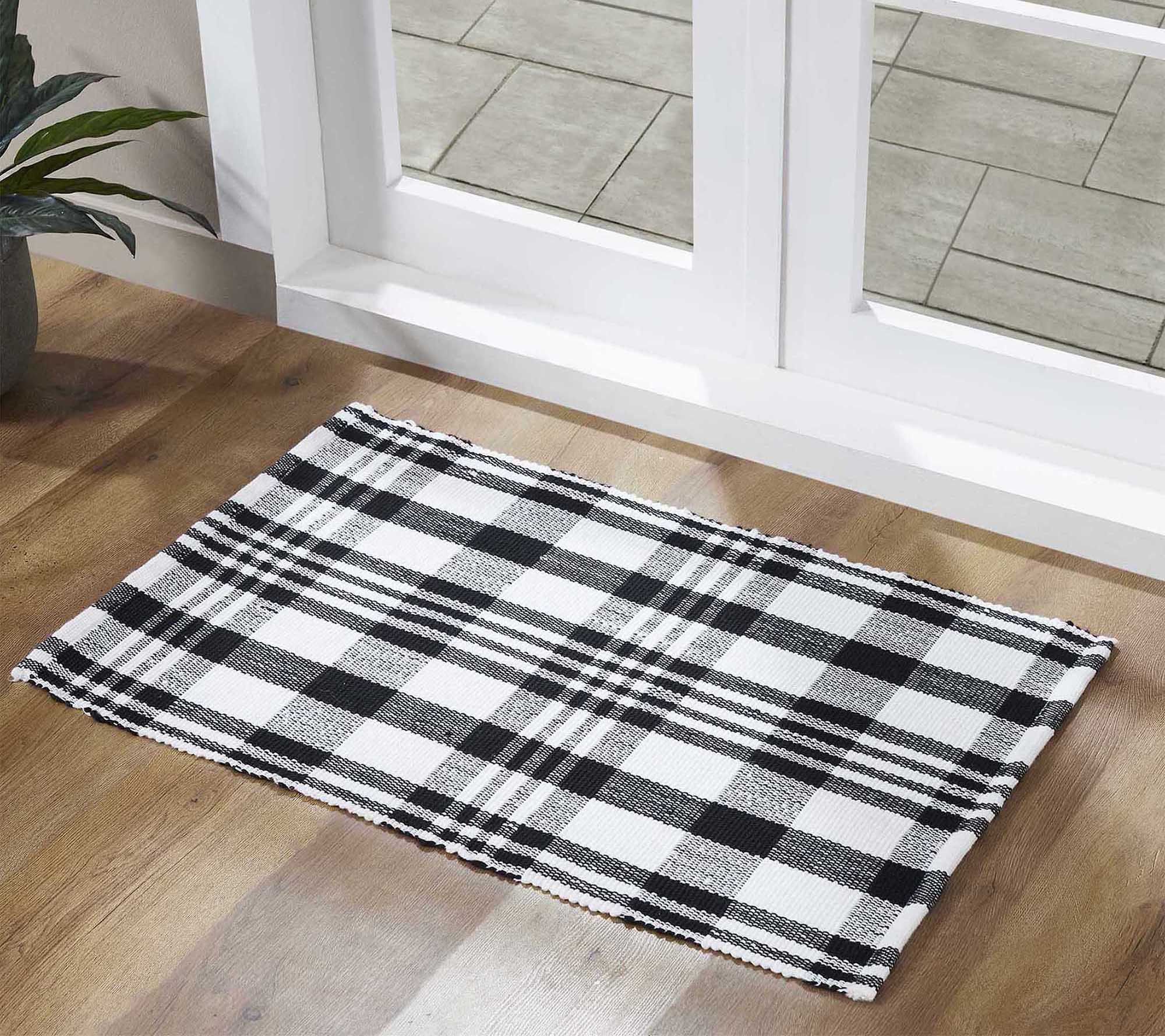 VCNY Home Black/White Plaid Indoor/Outdoor Layering Rug