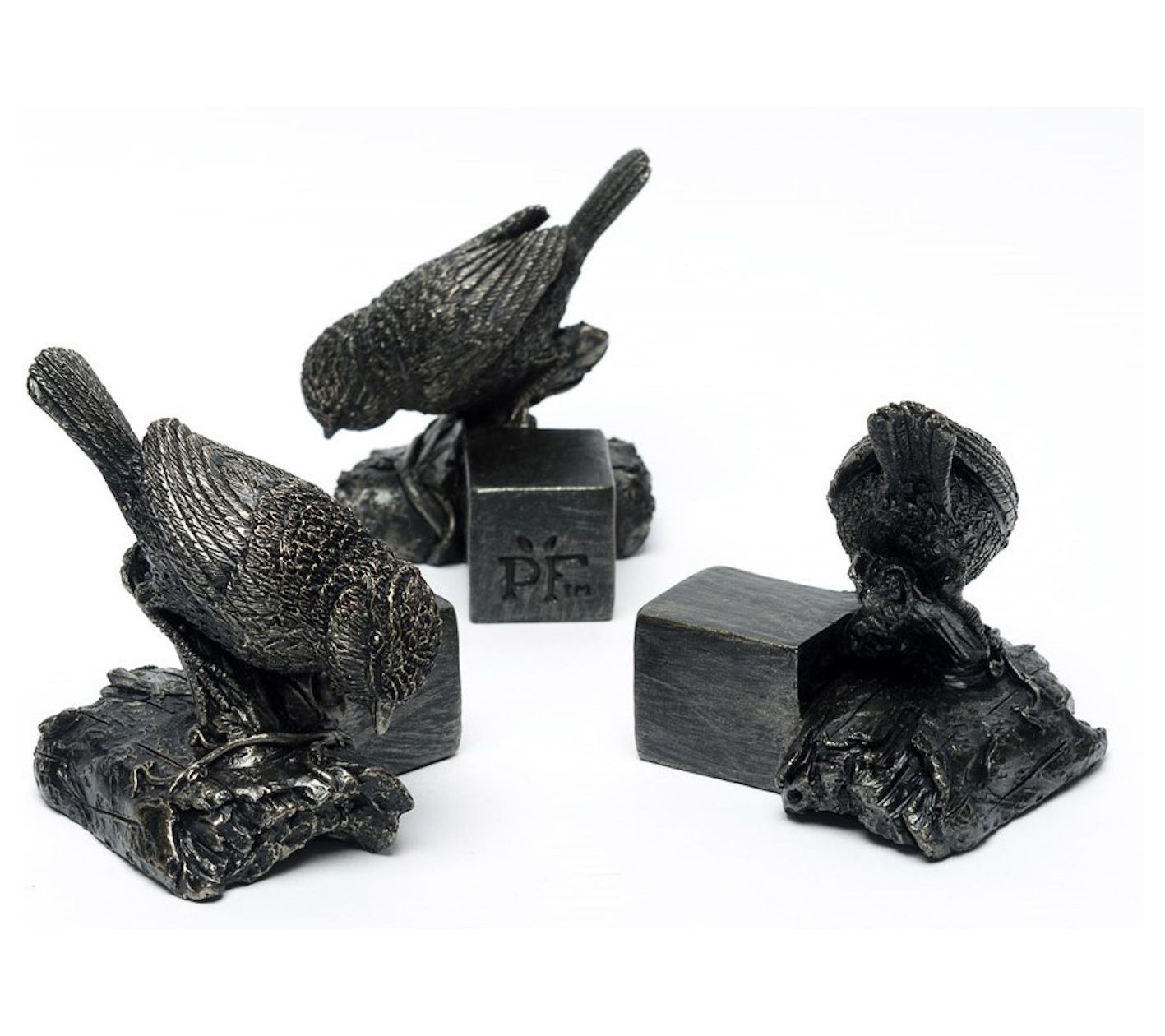 Jardinopia Potty Feet Three Antiqued Bronze Bir ds On Logs