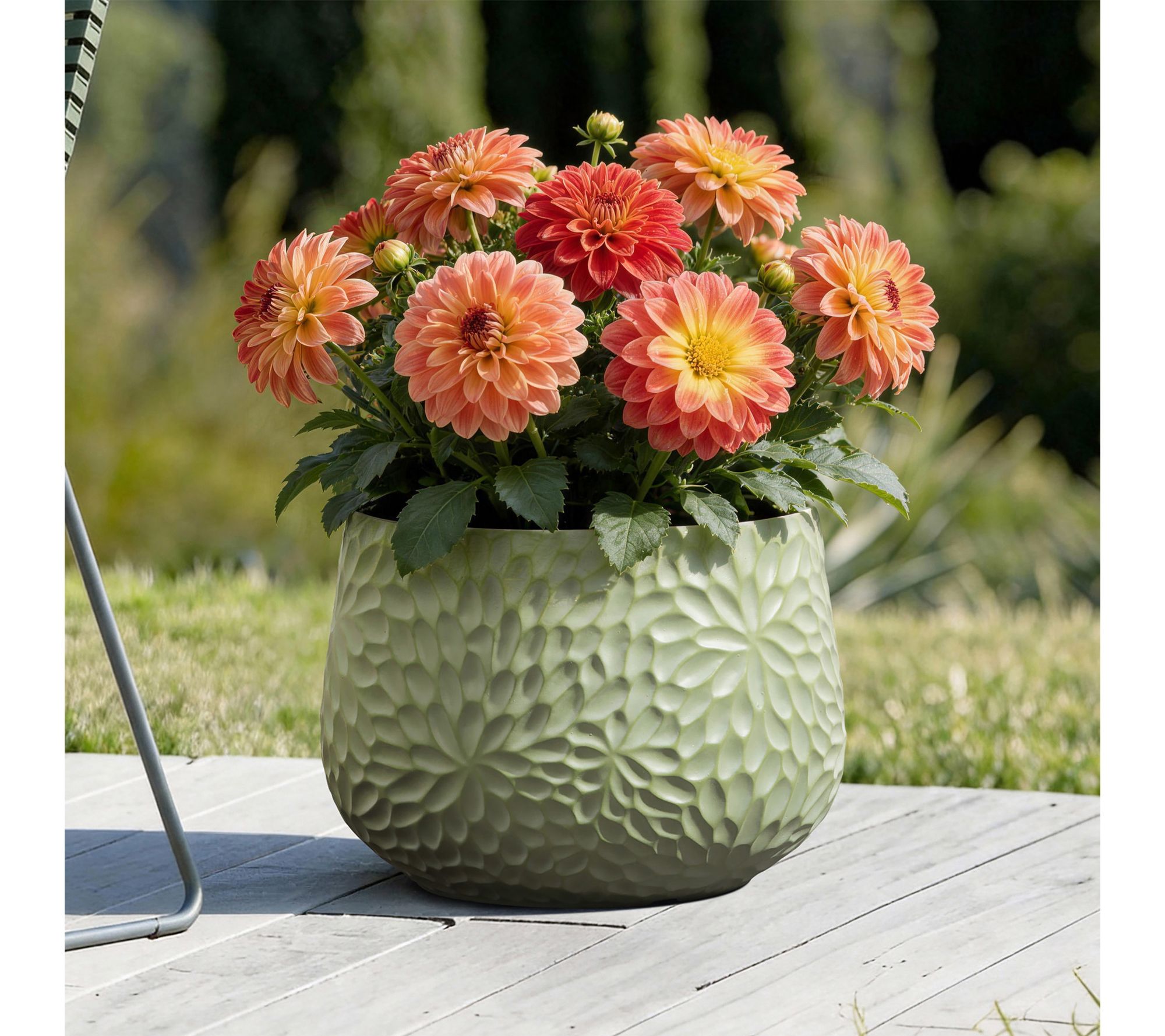 LuxenHome Green Leaf Embossed MgO Planter, 15.94" Textured Pot