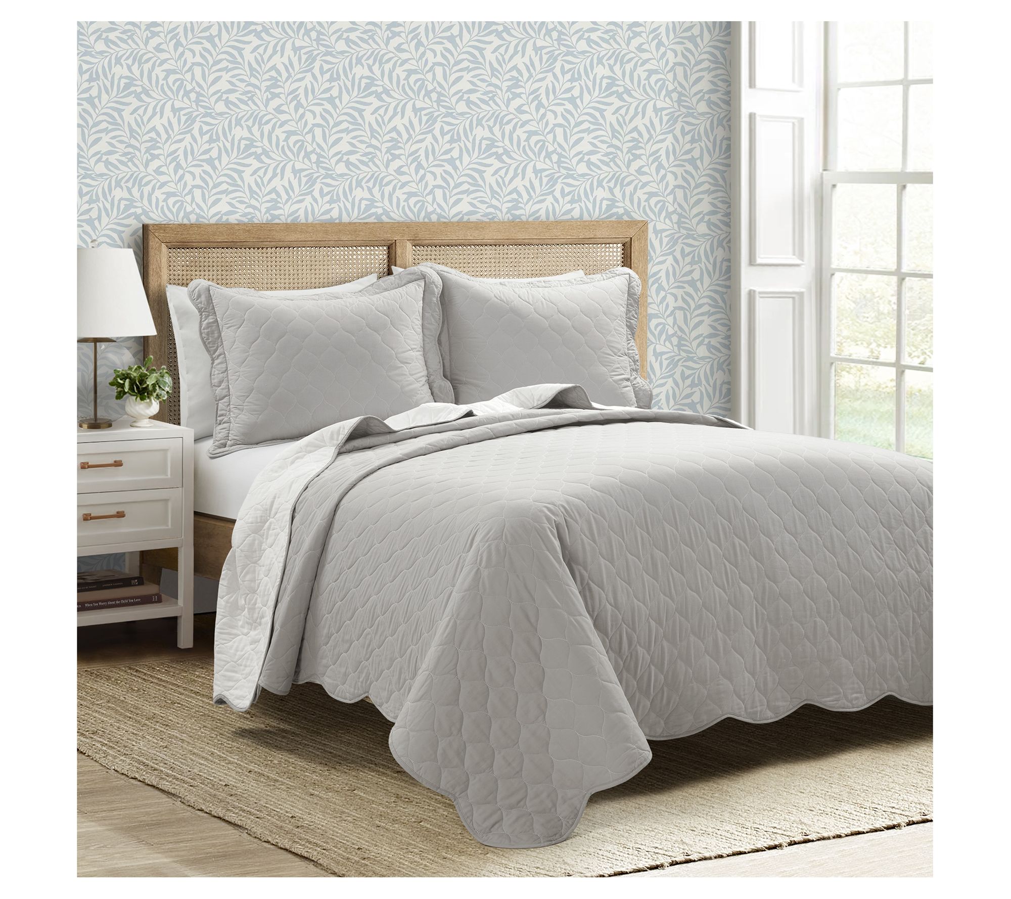 Lush Decor Coas tal Chic Scallo p Edge Reversib le Quilt Set- F