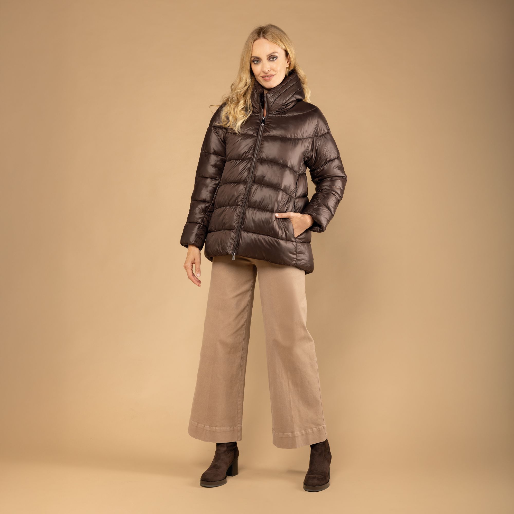 Neropale
Piumino
in nylon lucido
con cappuccio