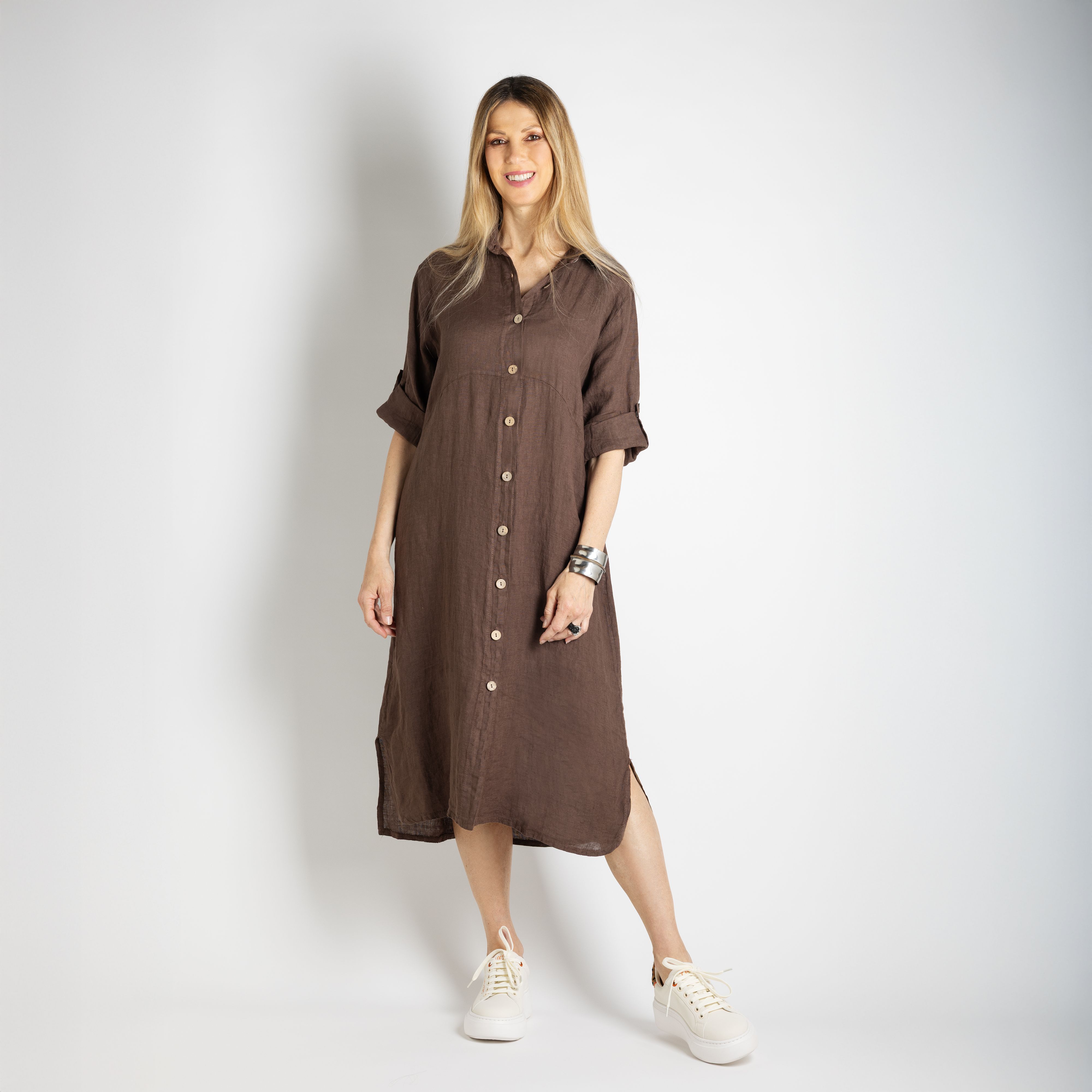 LUCREZIA SCIORTINO
Abito chemisier
in lino con collo
a camicia
