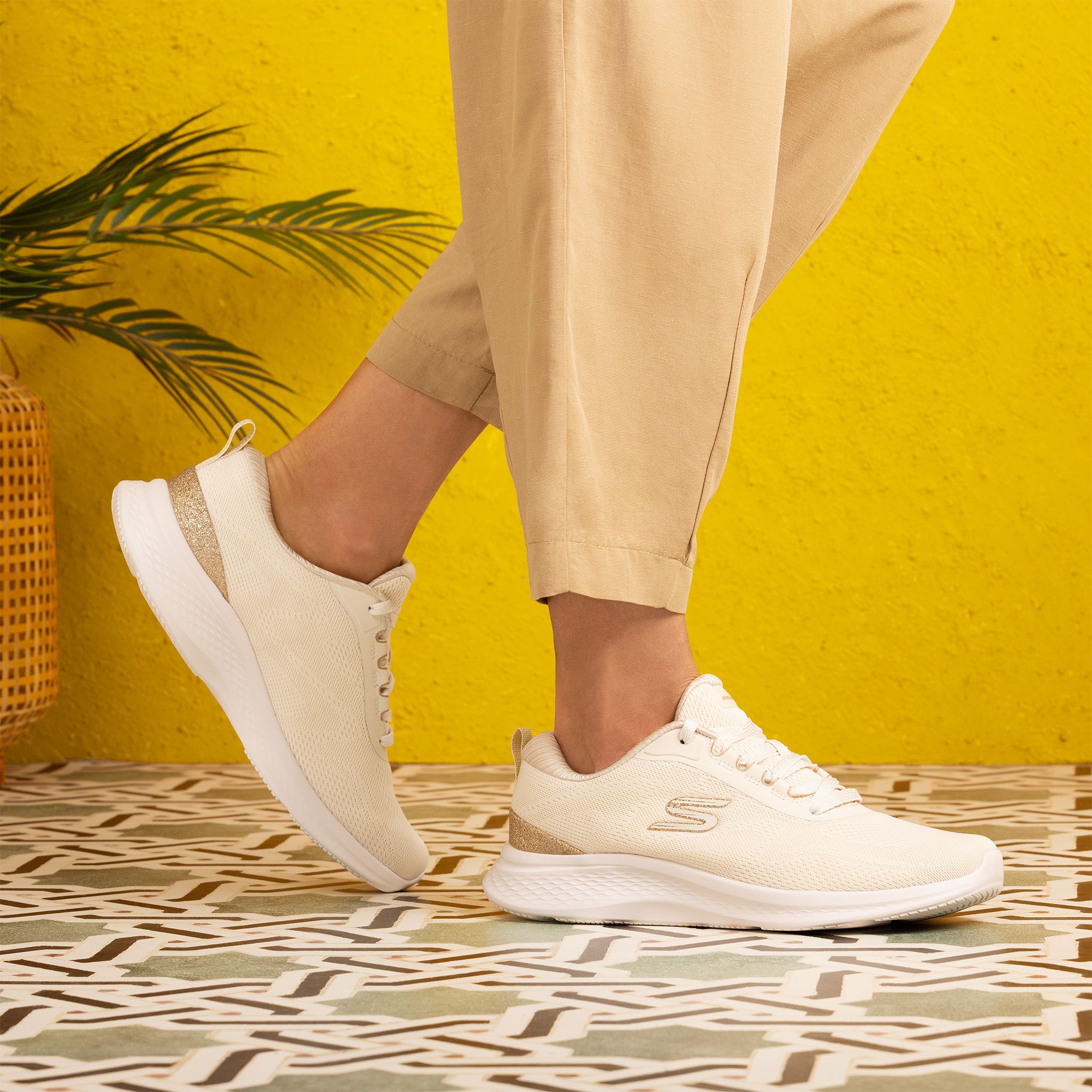 Skechers
Sneakers stringate
con suola Skech-Lite
e tomaia in tessuto