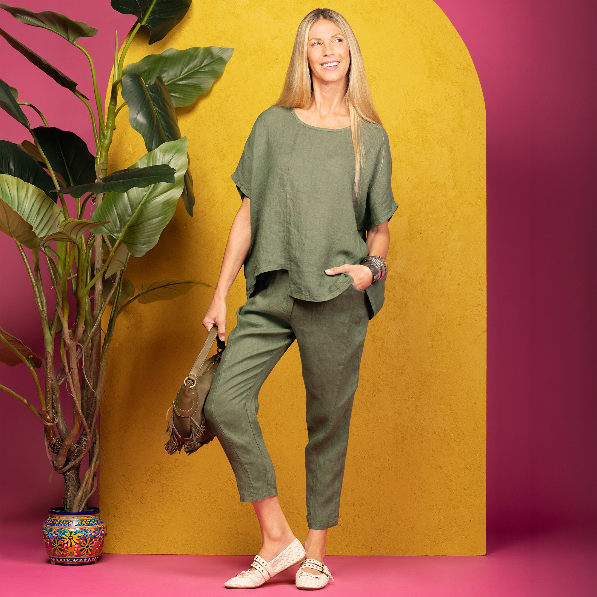 Lucrezia Sciortino
Blusa a scatola
in lino con maniche
corte a kimono
