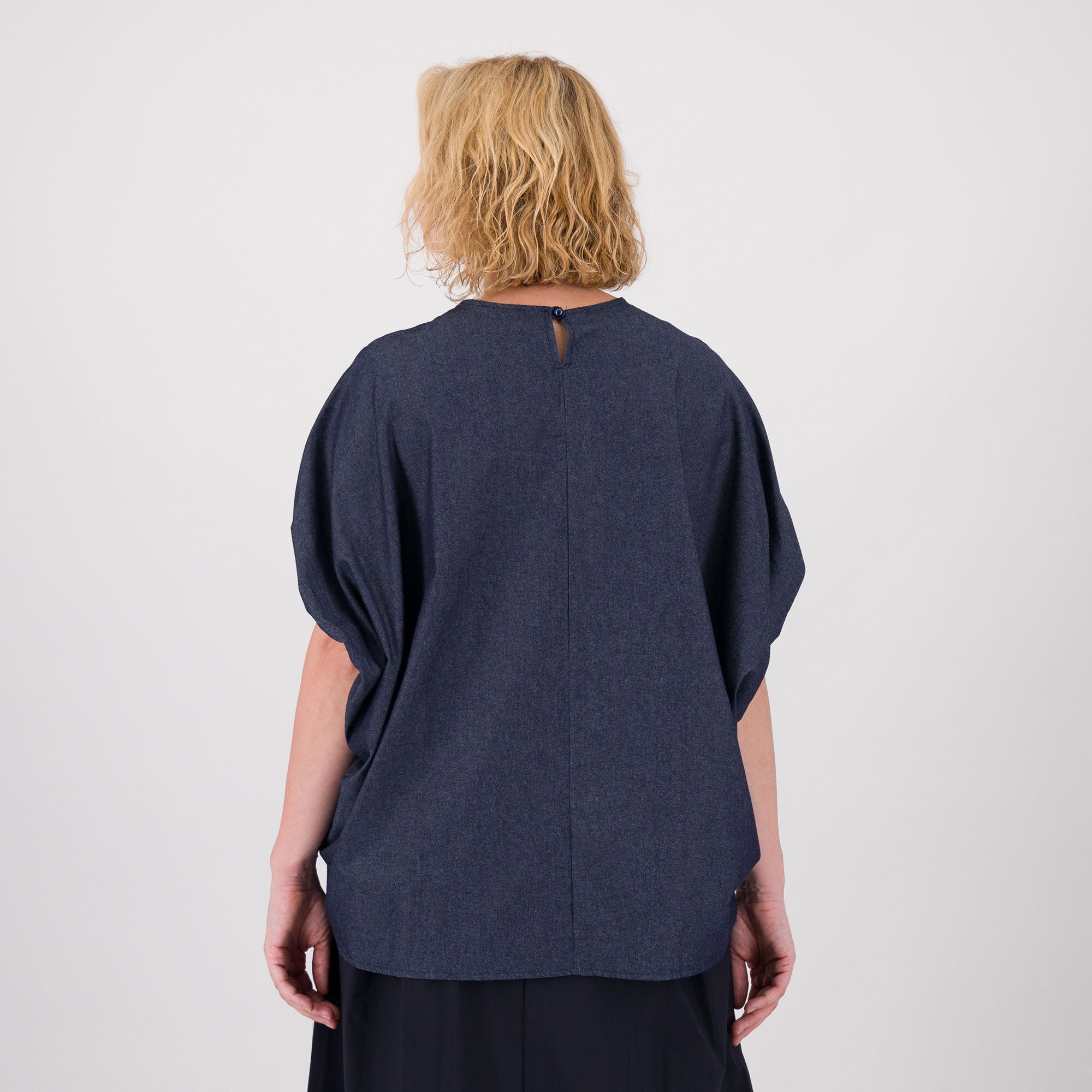 Image of LUCREZIA SCIORTINO Blusa asimmetrica con manica corta