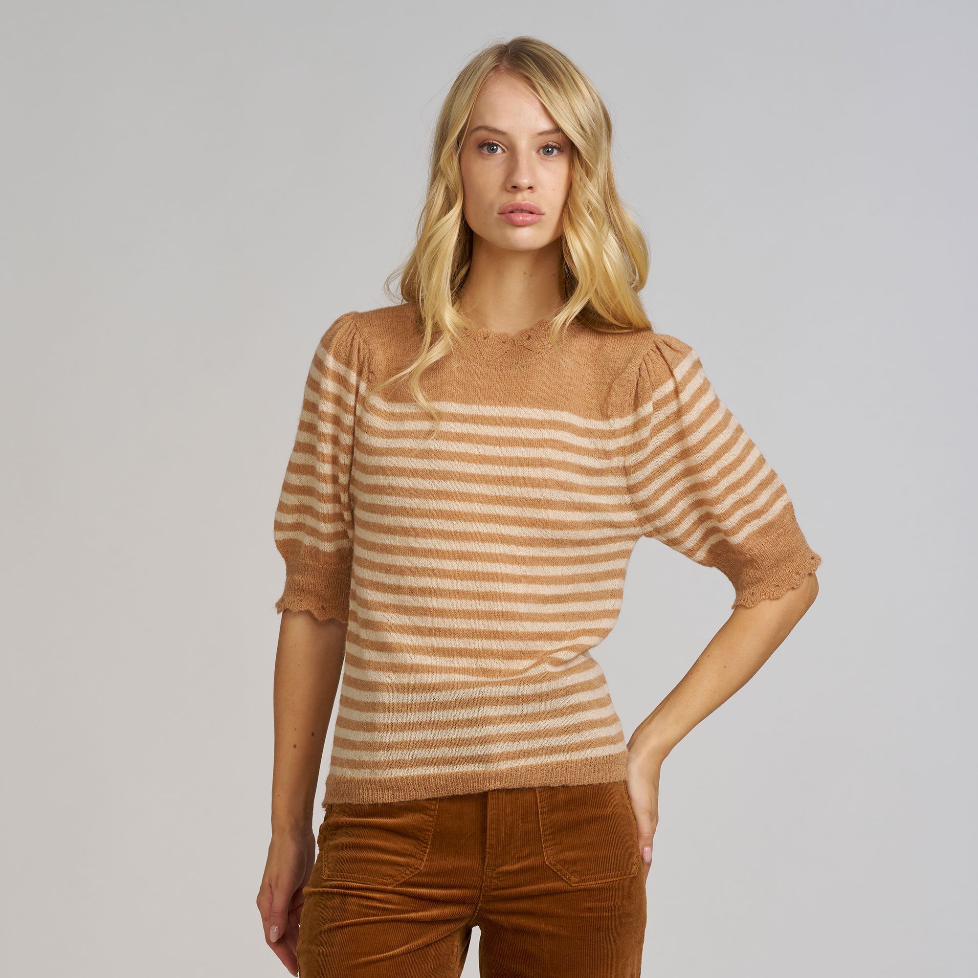 ELLE
Maglia tricot
a maniche corte
a righe