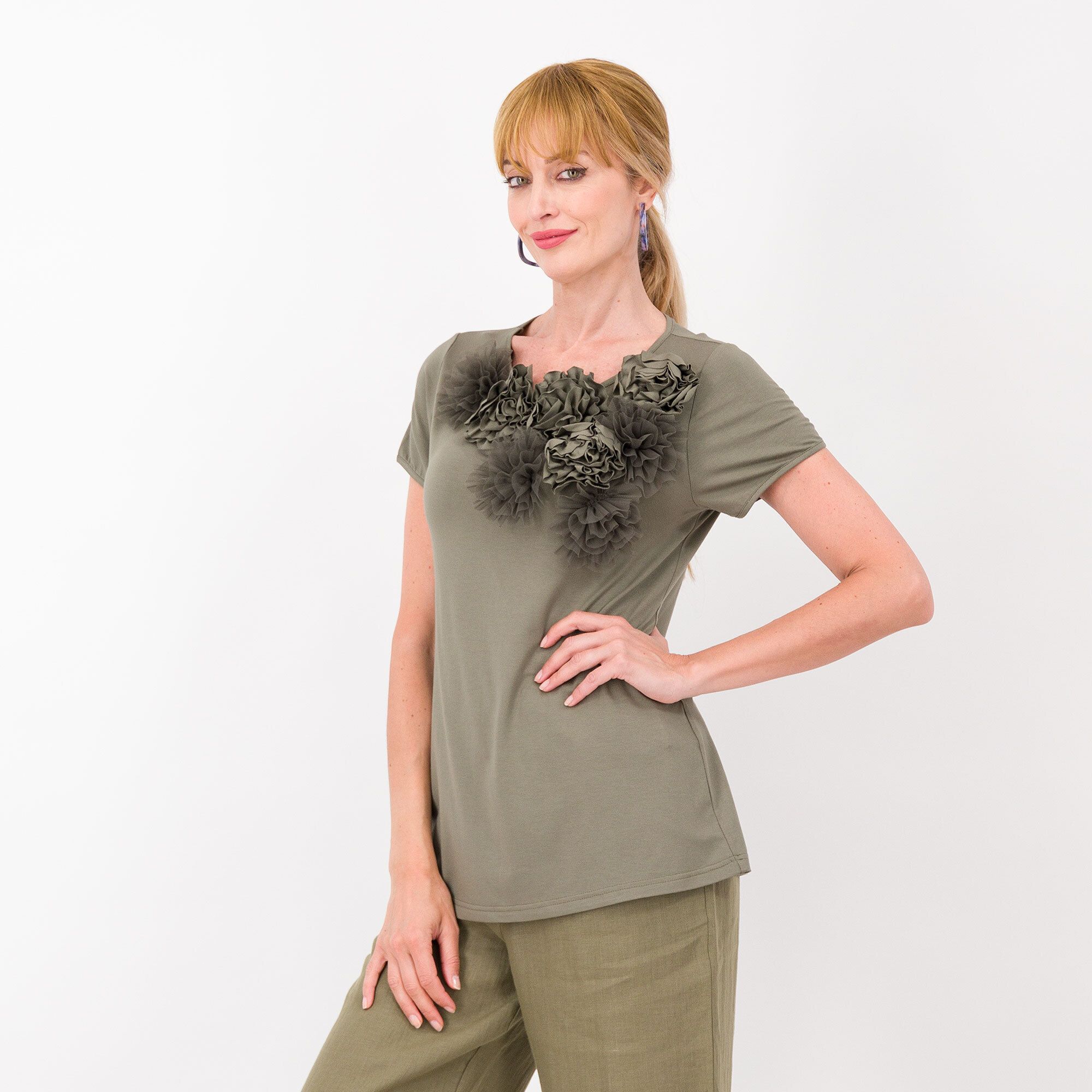 Image of Caterina Lancini T-shirt in jersey di cotone con applicazioni fiori Made in Italy061