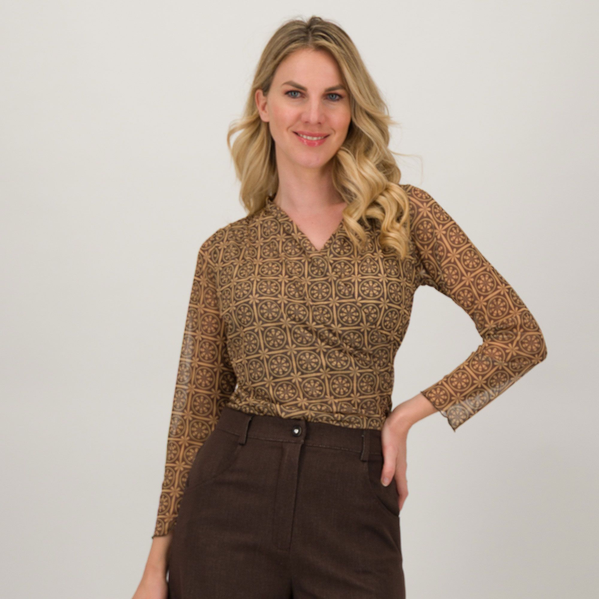 Caterina Lancini
Blusa in tulle
fantasia animalier e
scollo incrociato