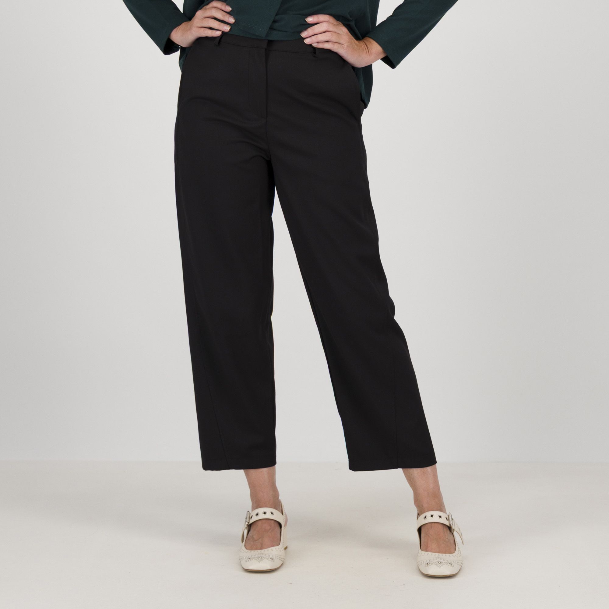 Lucrezia Sciortino
Pantaloni a carota
con elastico dietro