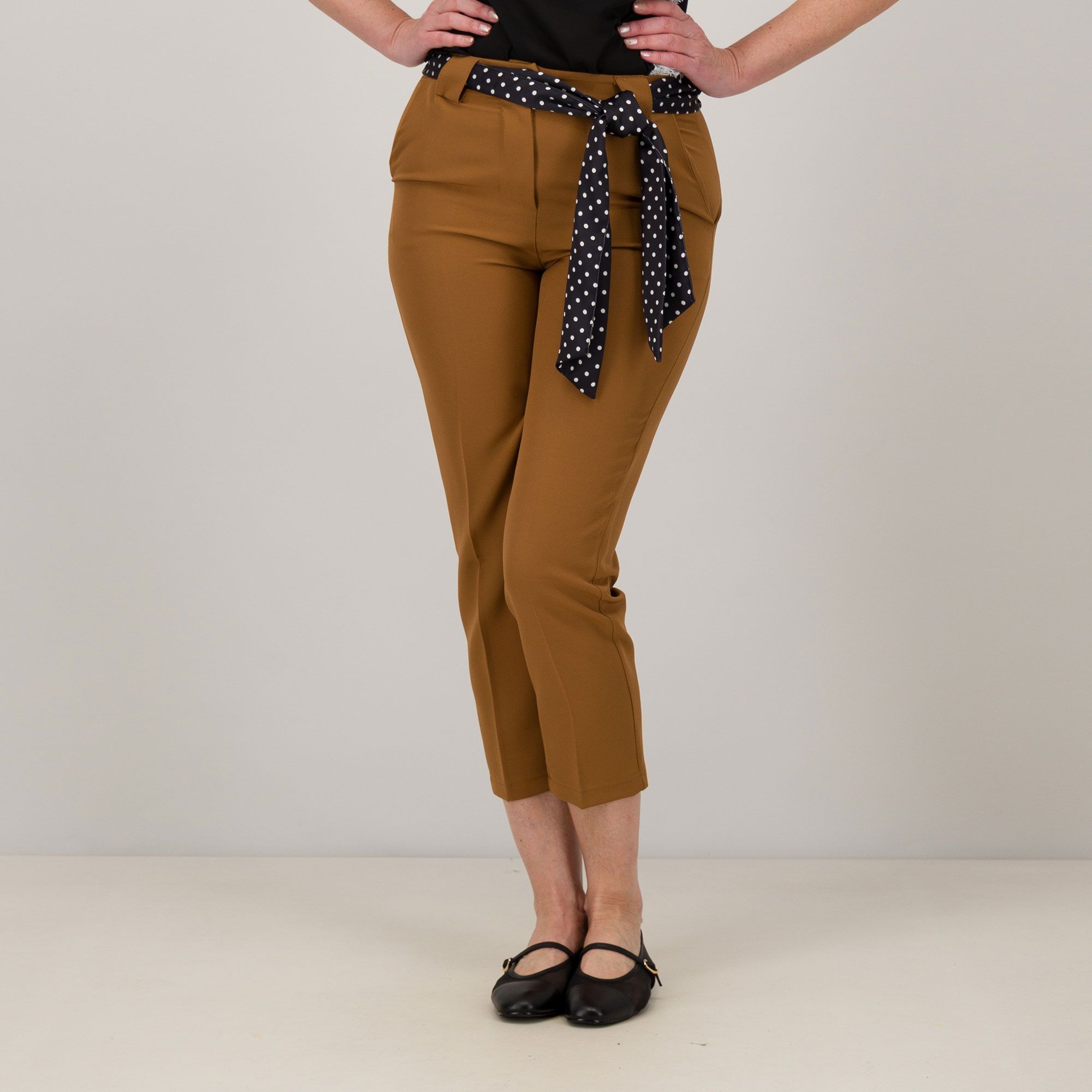 Mood Atelier
pantalone sigaretta
in tessuto tecnico
con foulard