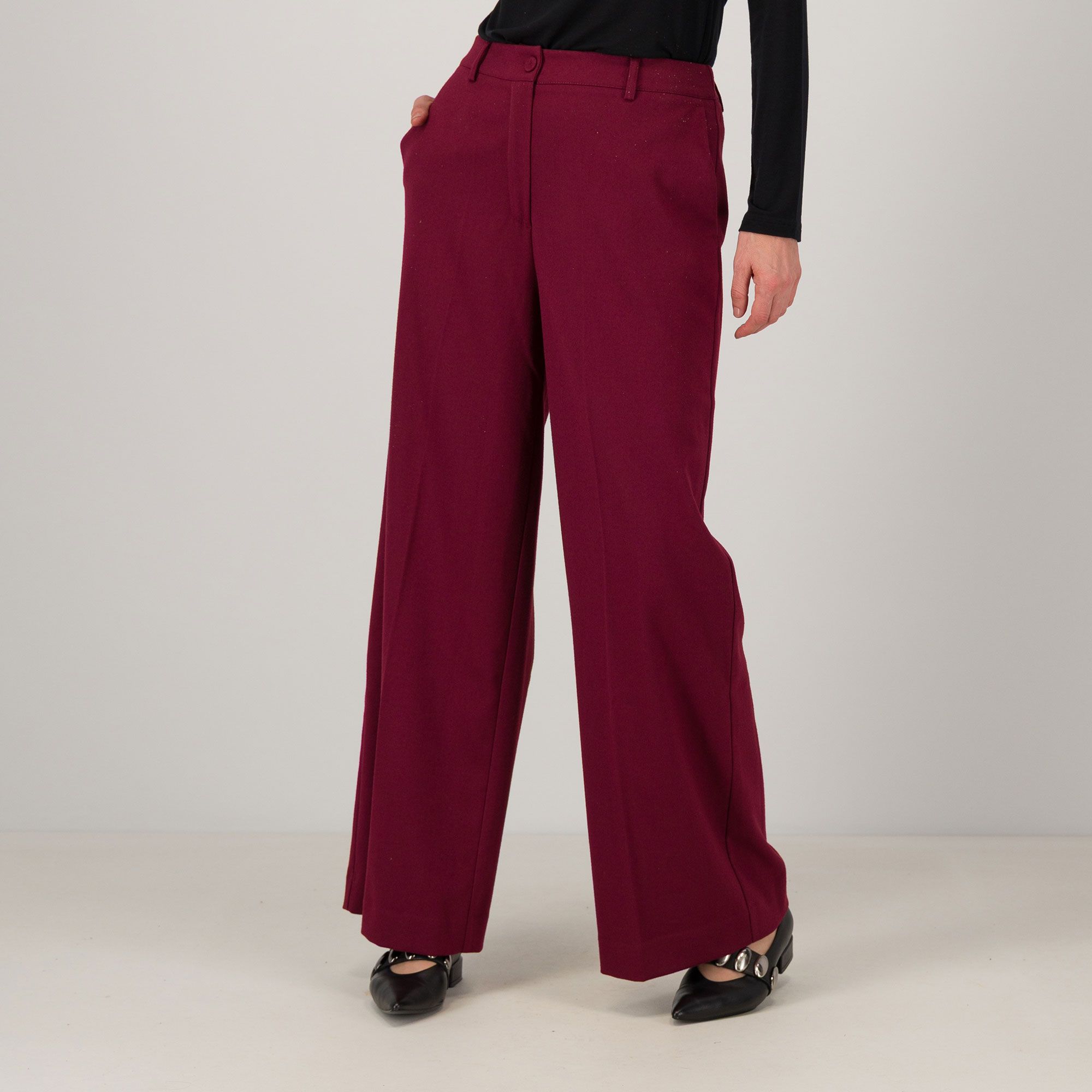 Caterina Lancini
Pantaloni ampi
in twill con viscosa
mano velluto