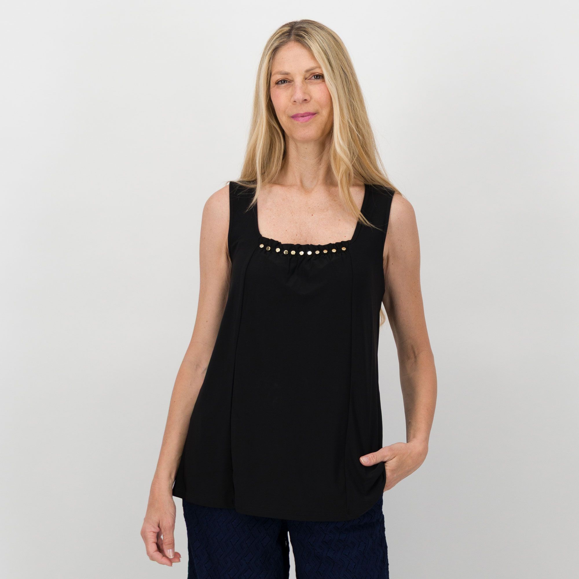 Nina Leonard
Top smanicato
con borchiette
metalliche