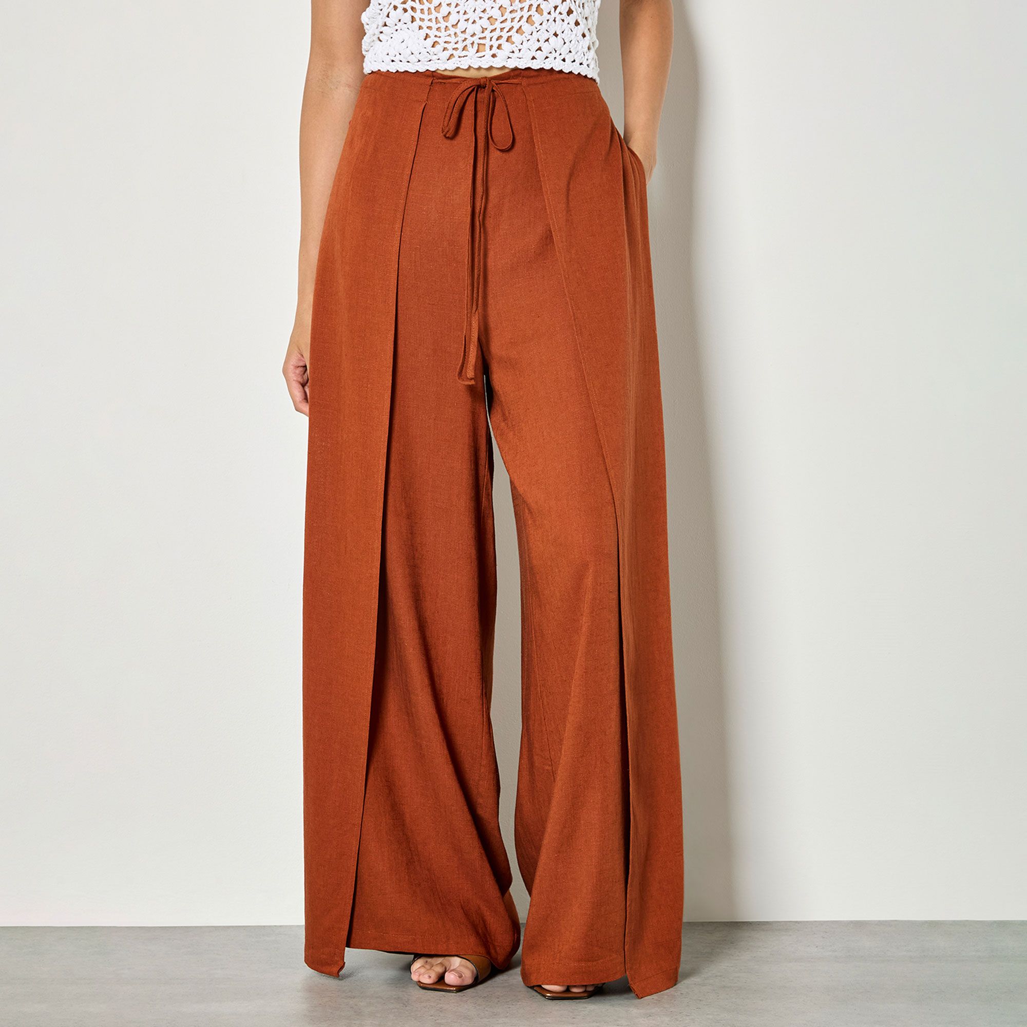 Apricot
Pantaloni ampi
in viscosa con lino
ed elastico