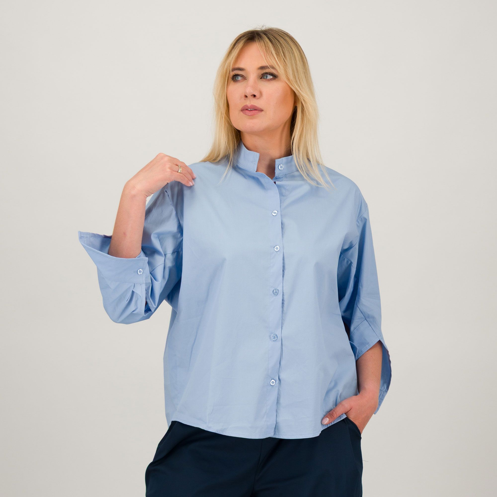 Lucrezia Sciortino
Camicia in cotone
con collo alla
coreana