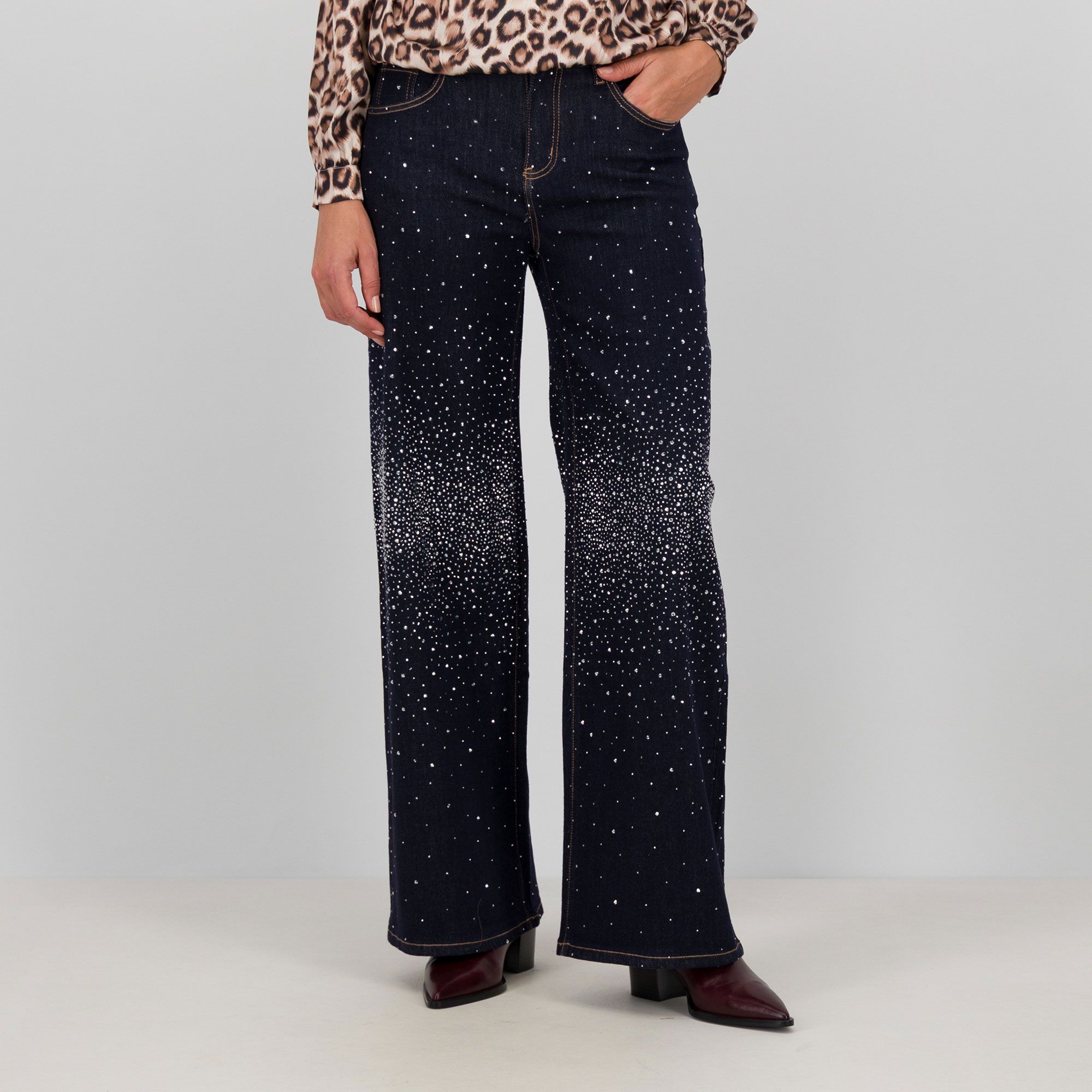 Angela Mele Milano
Jeans a gamba morbida
con strass