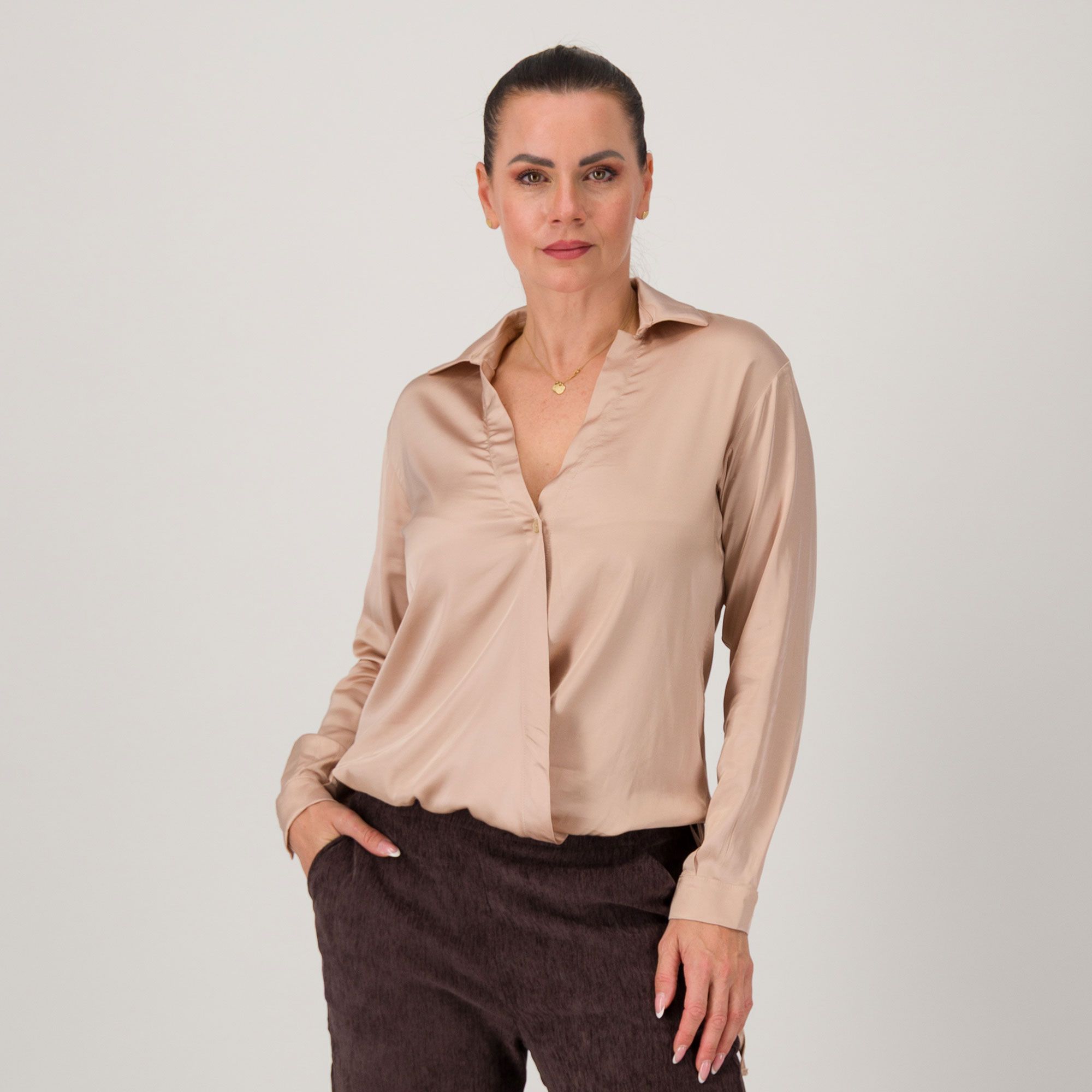 M’ama
Blusa in raso
di viscosa con
scollo a V