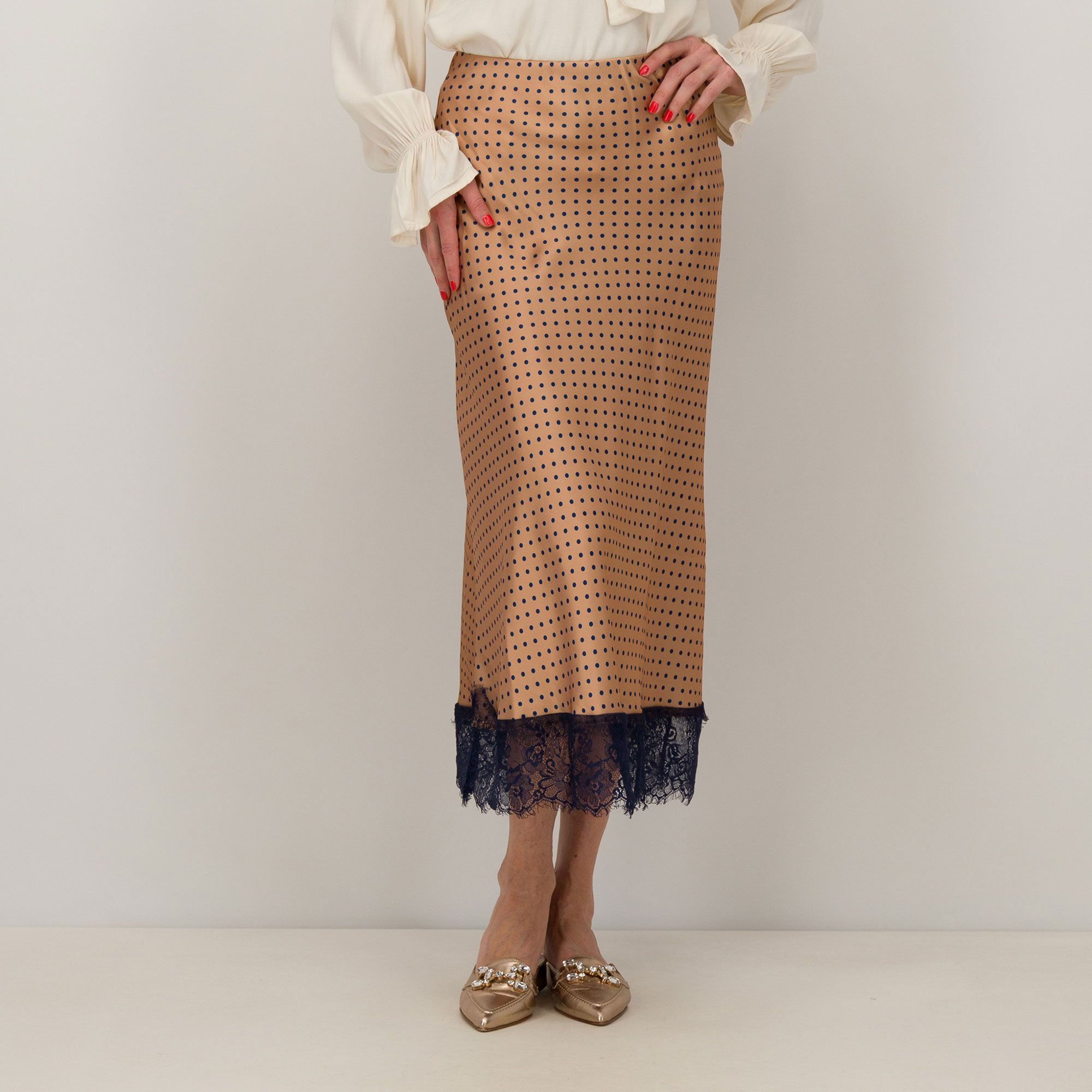 Mood Atelier
Gonna longuette
in raso con
pois e bordo
in pizzo