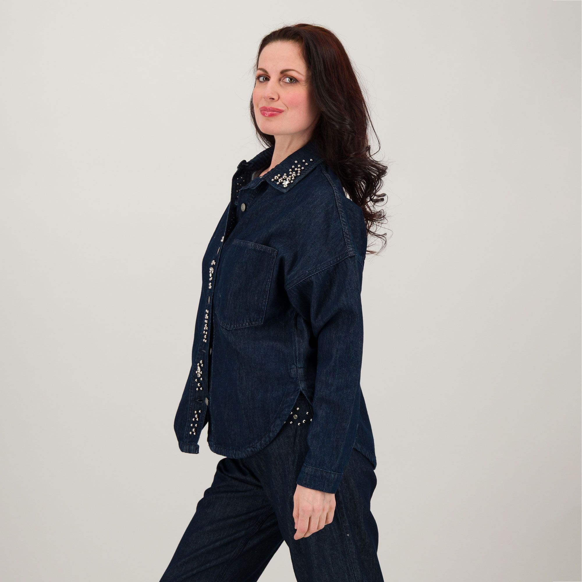 Enjoy
Giacca/Camicia in
jeans con castoni
e perle di metallo