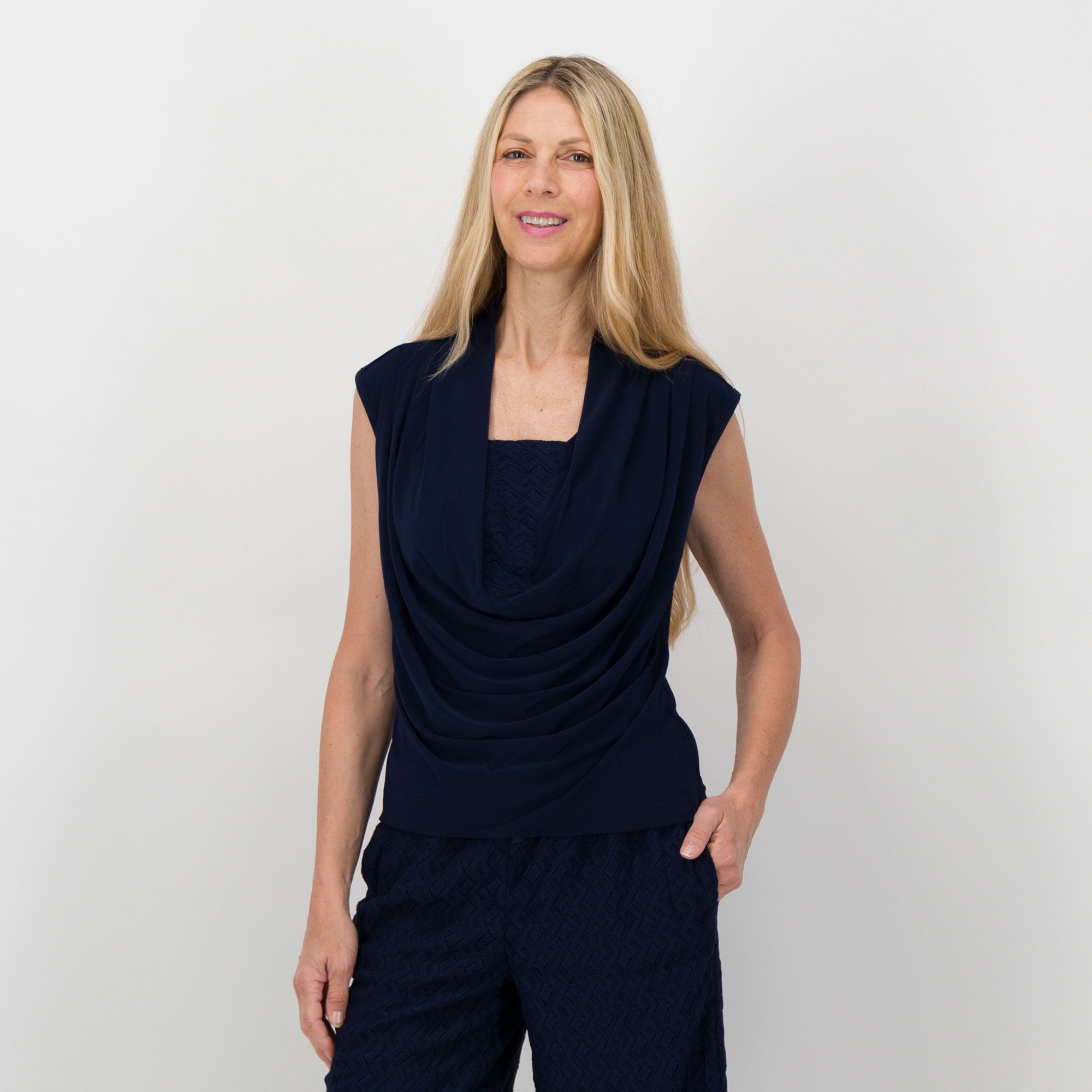Nina Leonard
Blusa smanicata
con ampio
drappeggio