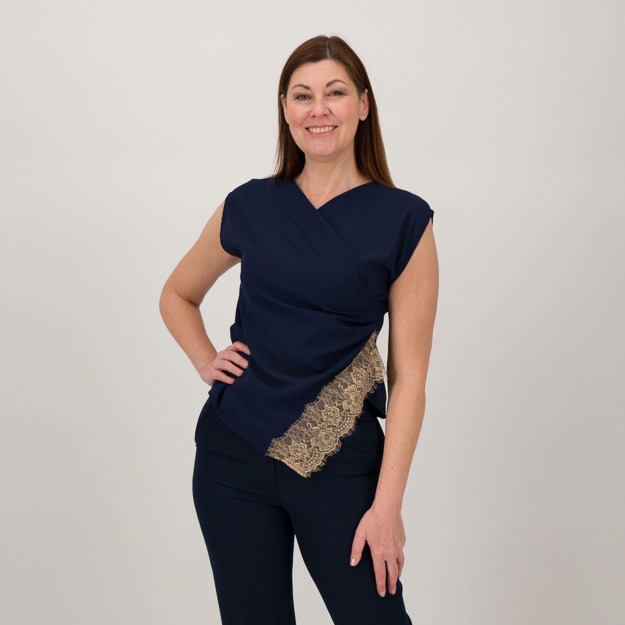 Mood Atelier
top in jersey
a manica corta
con bordo pizzo
taglio diagonale