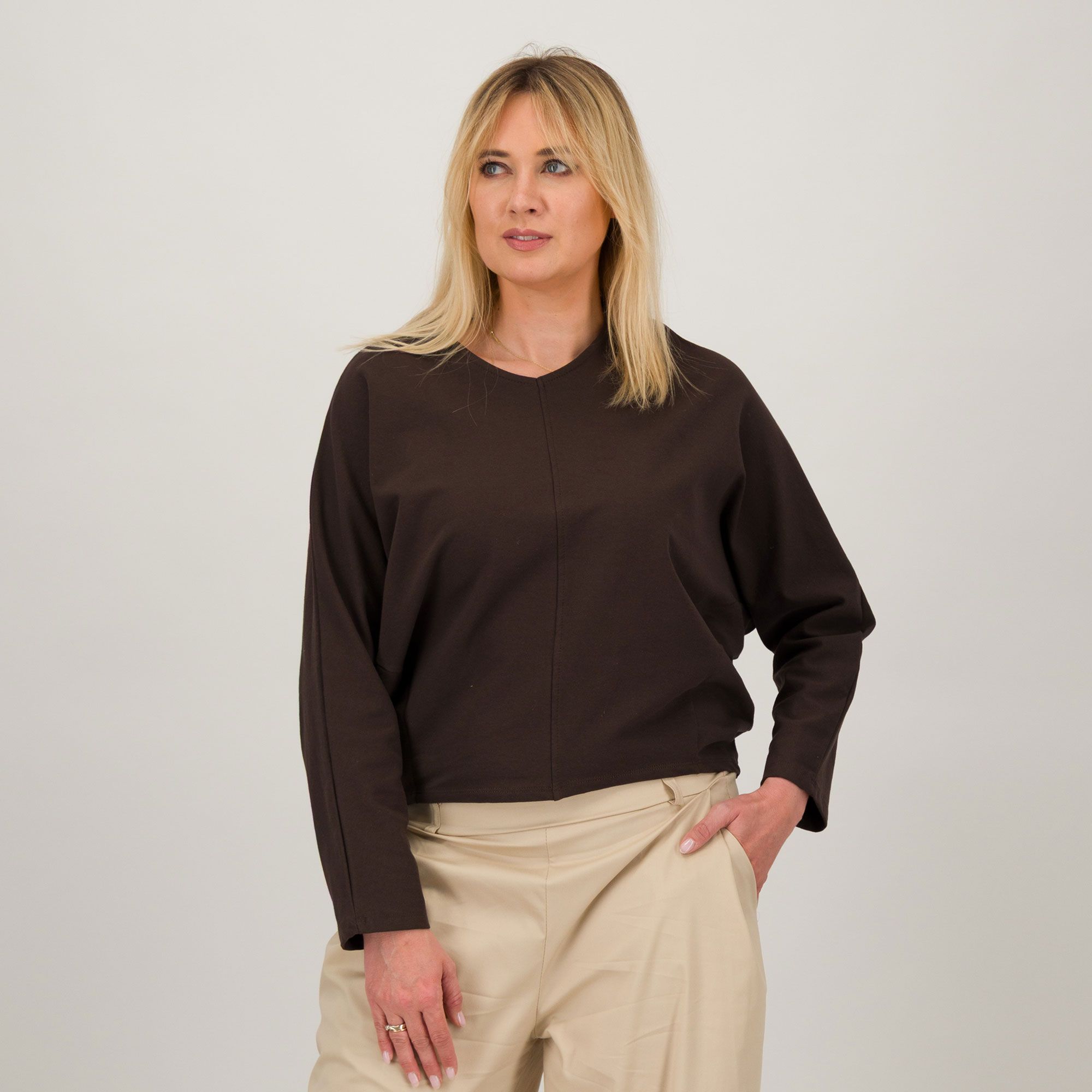 Lucrezia Sciortino
Maglia over in
cotone con scollo a
V a maniche lunghe