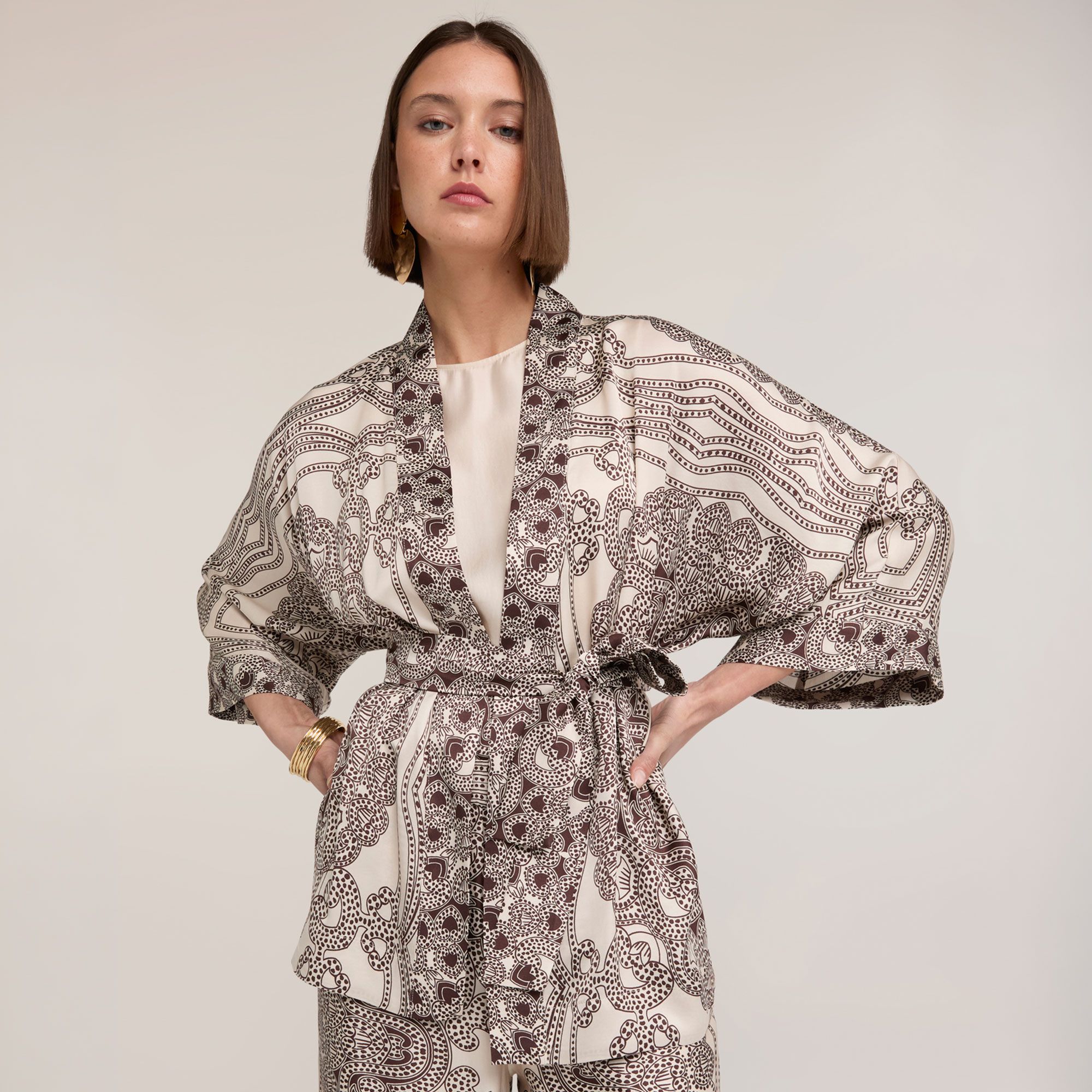 Motivi
Kimono in raso
con stampa grafica
paisley all over