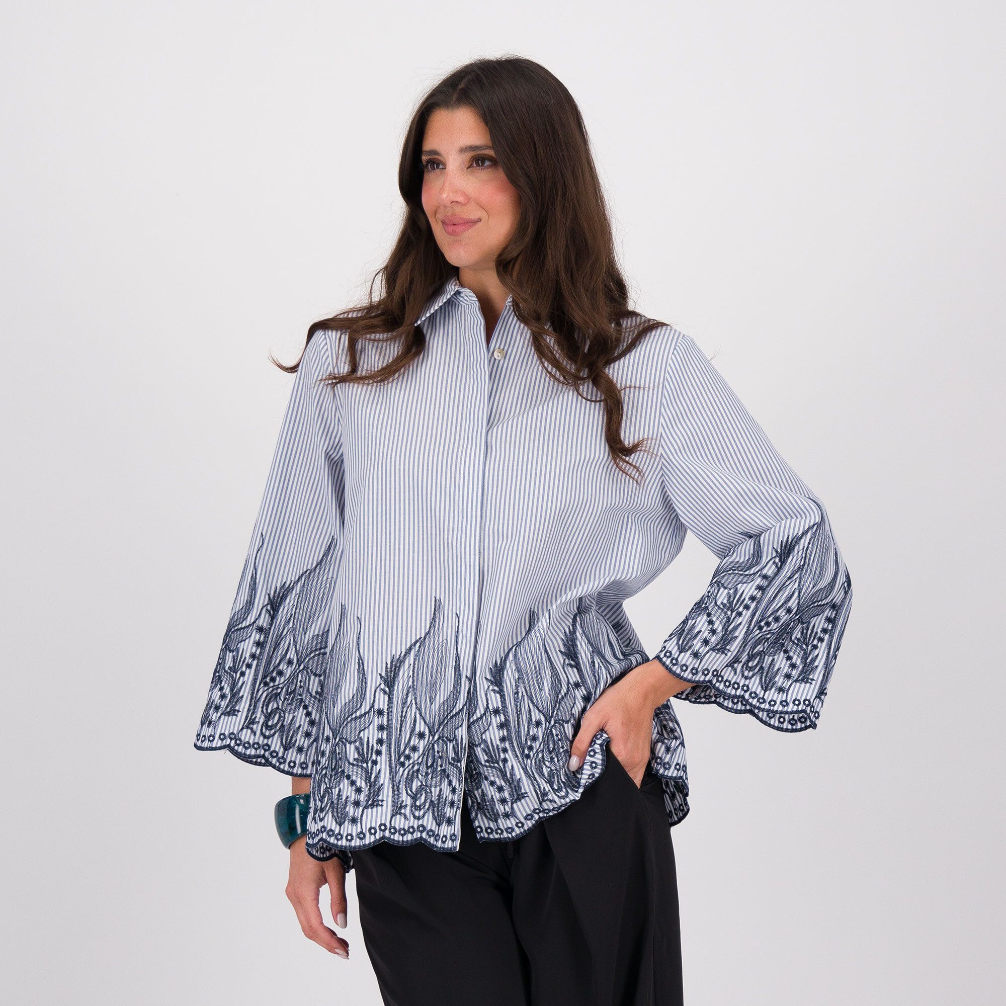 Image of Wynne Layers Camicia in cotone fantasia righe con ricamo smerlato061